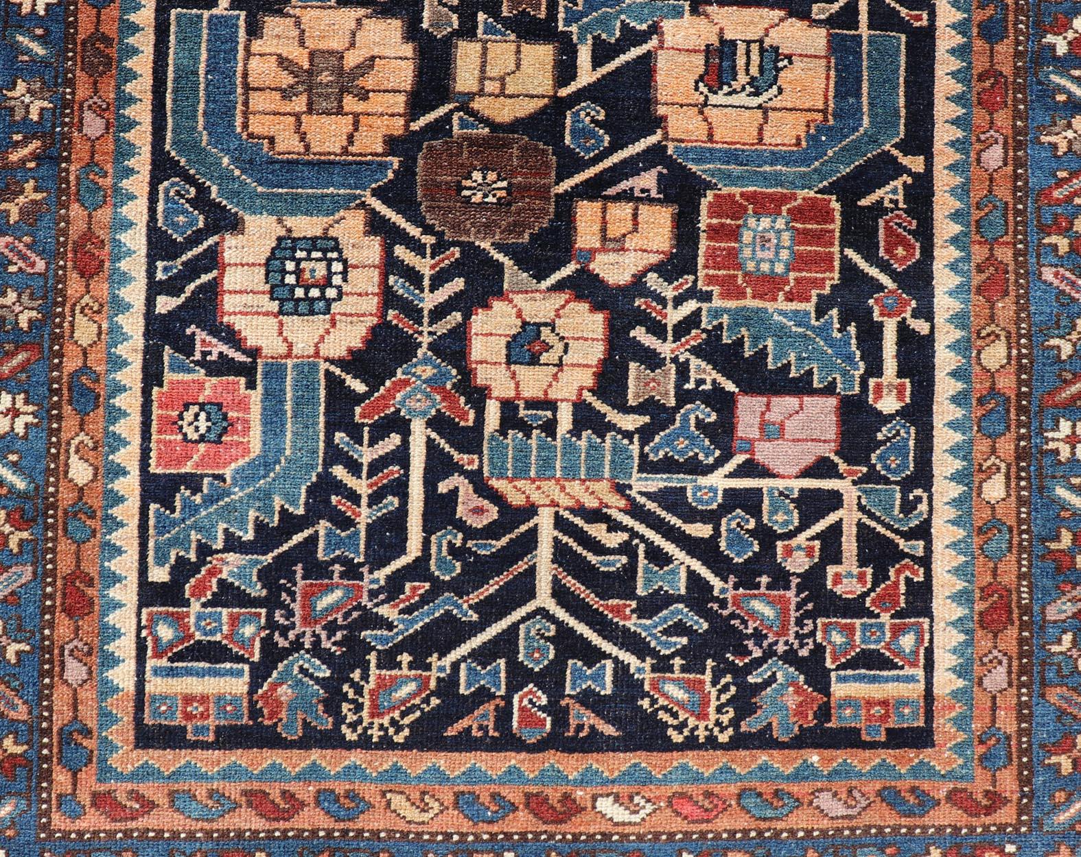 Antiker Hamadan-Läufer mit blauem Hintergrund und mehrfarbigen Stammesmotiven, 3'3 x 9'3 cm (Malayer) im Angebot