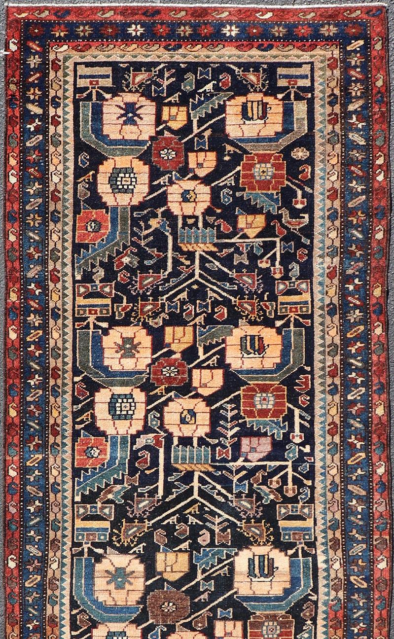 Antiker Hamadan-Läufer mit blauem Hintergrund und mehrfarbigen Stammesmotiven, 3'3 x 9'3 cm (Persisch) im Angebot
