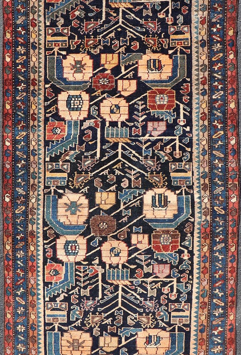 Antiker Hamadan-Läufer mit blauem Hintergrund und mehrfarbigen Stammesmotiven, 3'3 x 9'3 cm (Handgeknüpft) im Angebot