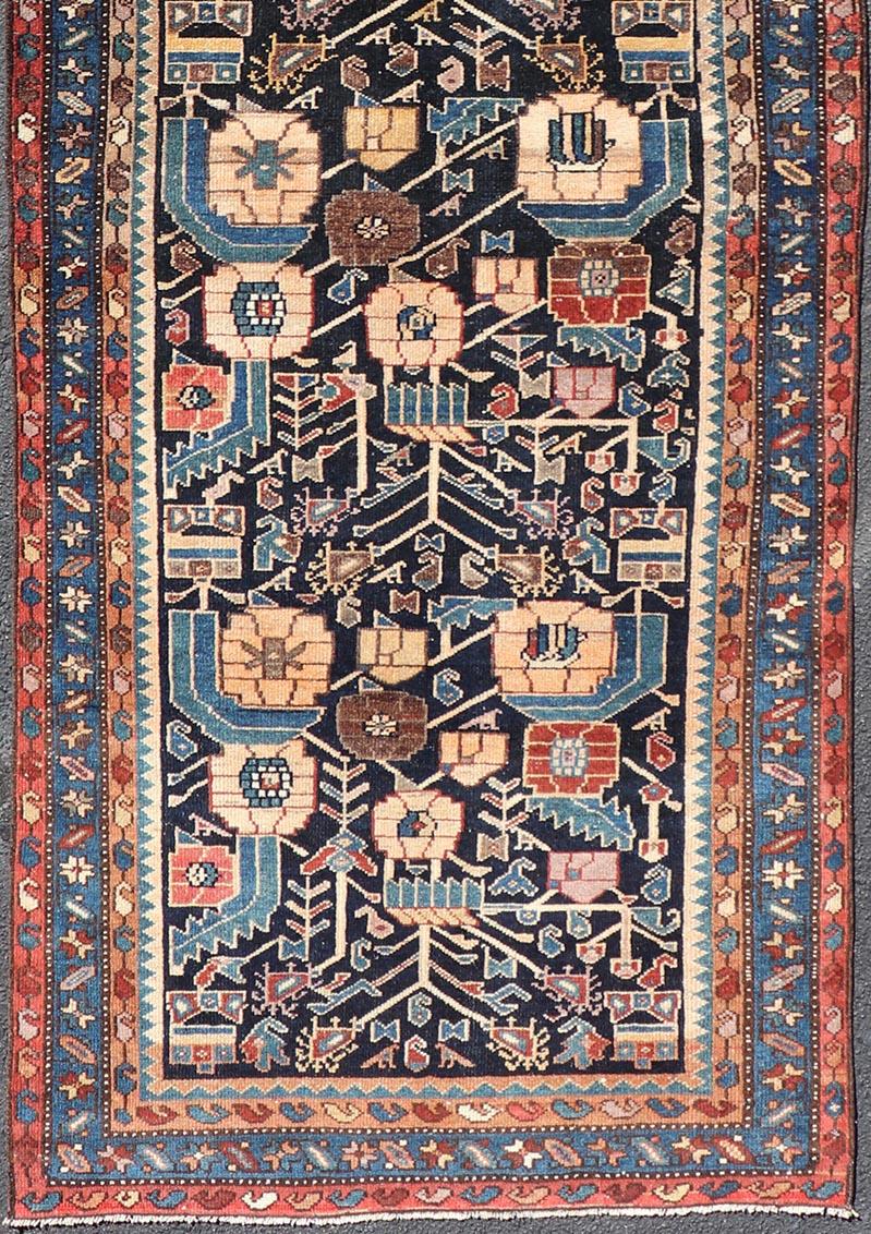 Antiker Hamadan-Läufer mit blauem Hintergrund und mehrfarbigen Stammesmotiven, 3'3 x 9'3 cm im Zustand „Gut“ im Angebot in Atlanta, GA