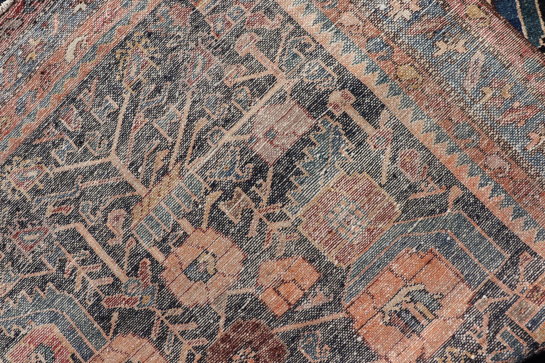 Antiker Hamadan-Läufer mit blauem Hintergrund und mehrfarbigen Stammesmotiven, 3'3 x 9'3 cm (20. Jahrhundert) im Angebot
