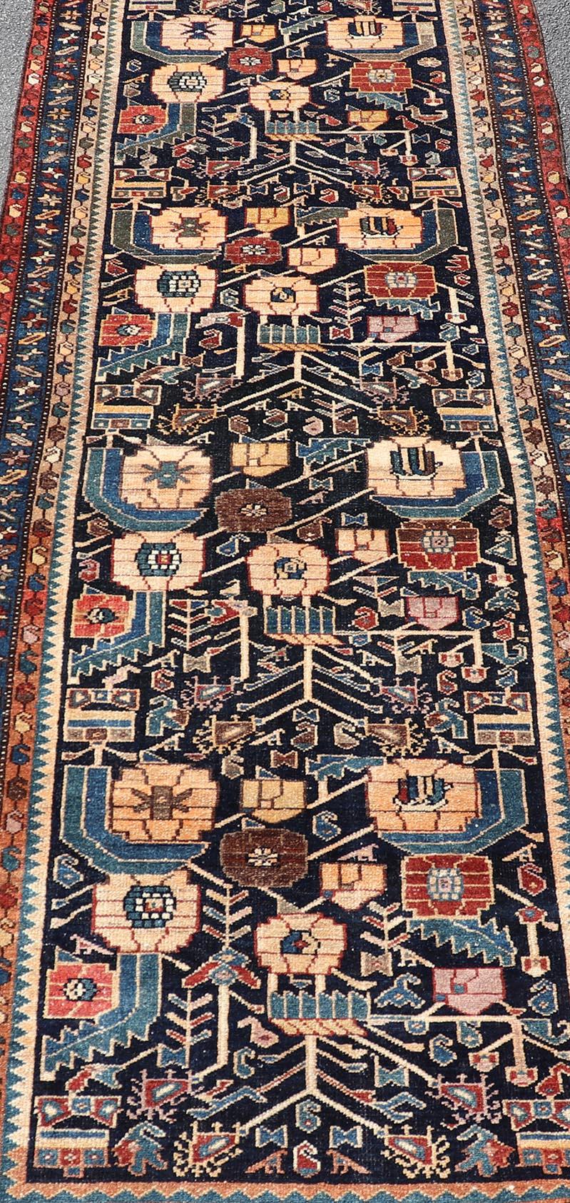 Antiker Hamadan-Läufer mit blauem Hintergrund und mehrfarbigen Stammesmotiven, 3'3 x 9'3 cm im Angebot 1