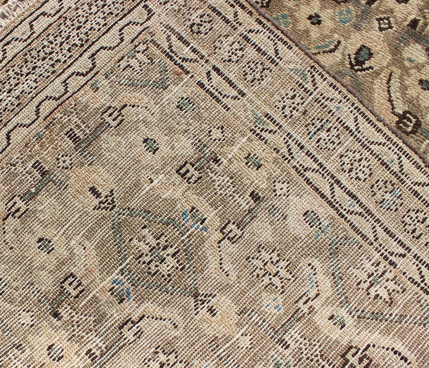 Tapis de couloir ancien Hamadan dans des tons chauds neutres de taupe, marron, L. Brown Bon état - En vente à Atlanta, GA