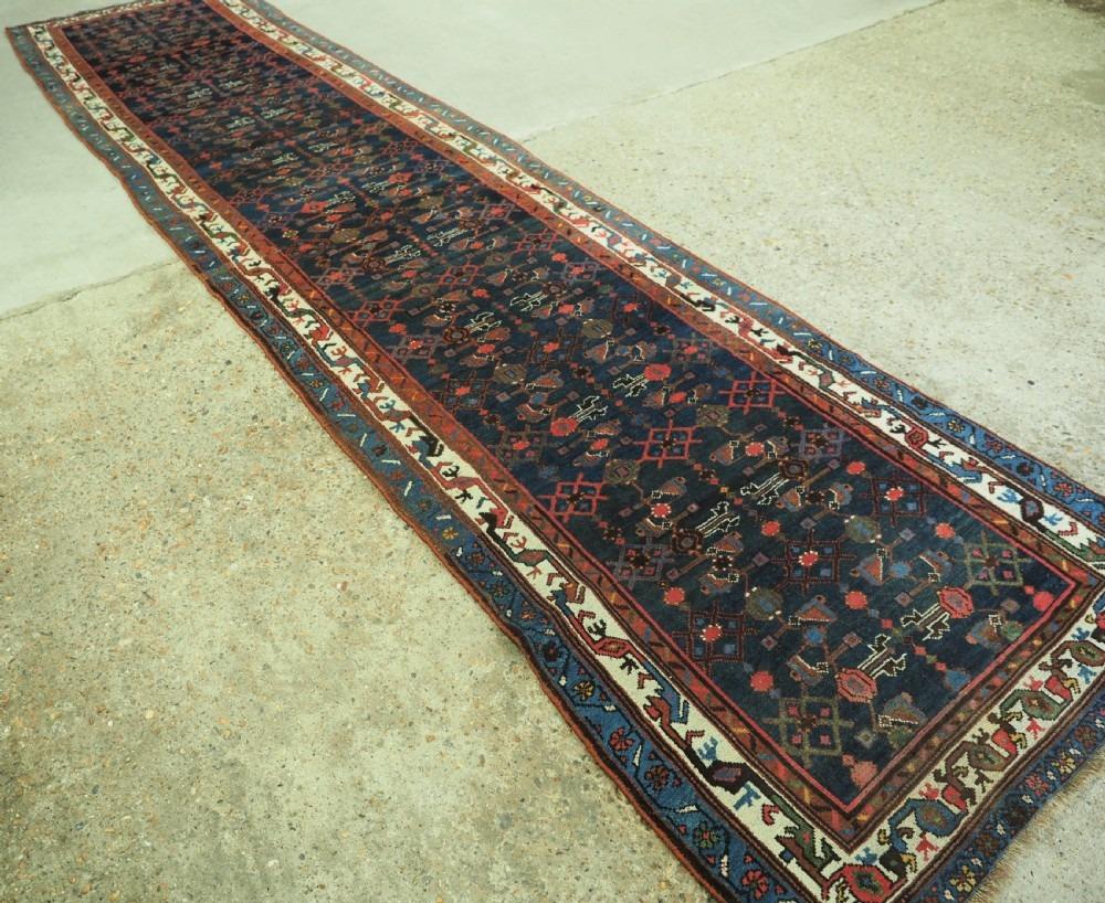 Vecchio corridore della regione di Hamadan di buone dimensioni con design tradizionale herati
Circa 1920

Il runner ha un colore eccellente con un campo blu indaco intenso, il disegno degli herati risalta bene I bordi in avorio e blu indaco chiaro