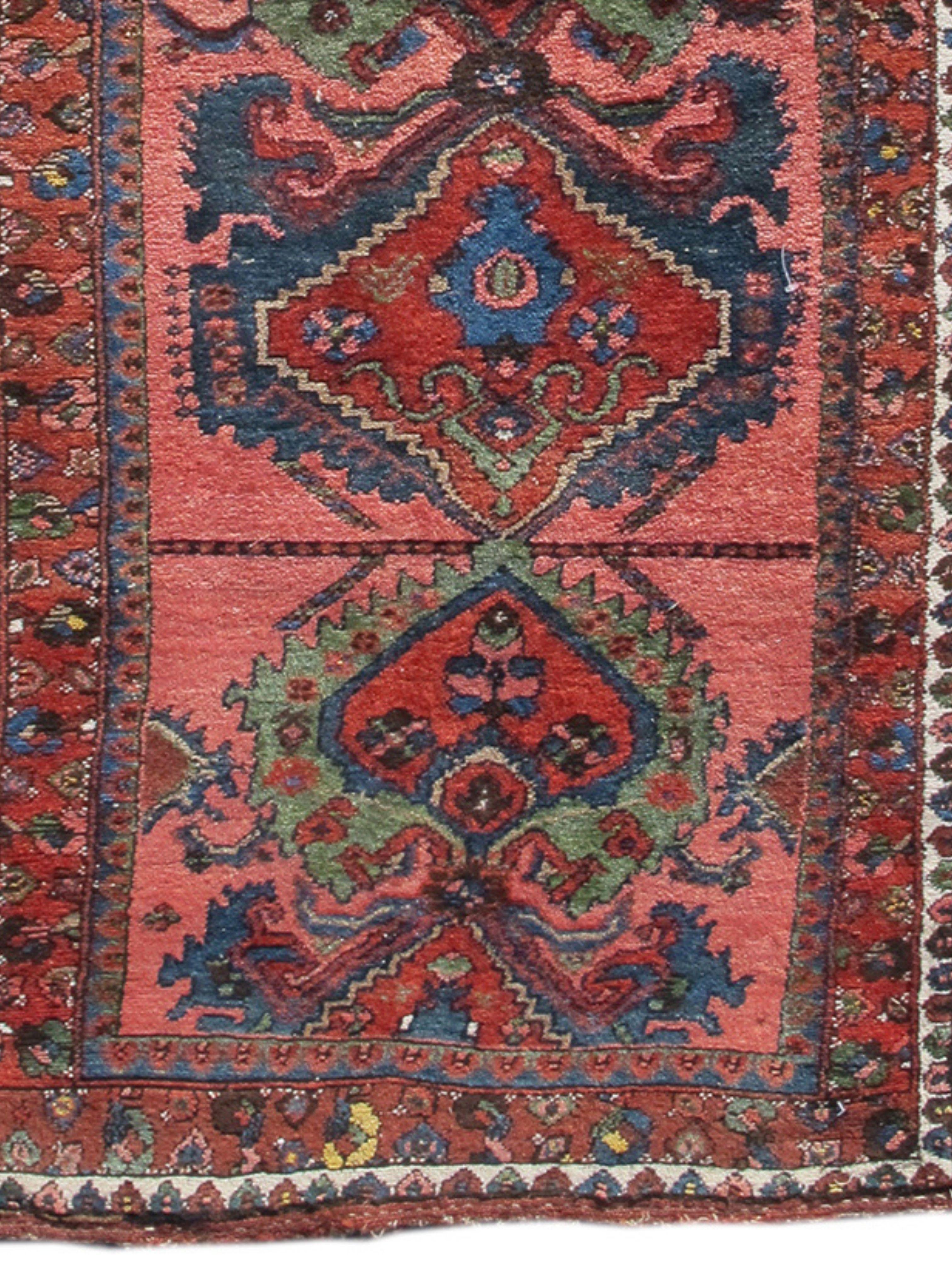 Coureur antique de Hamadan, fin du 19e siècle

Informations supplémentaires :
Origine : Perse
Période : Fin du 19ème siècle
Condit : Excellent état
Tapis ID : 26522