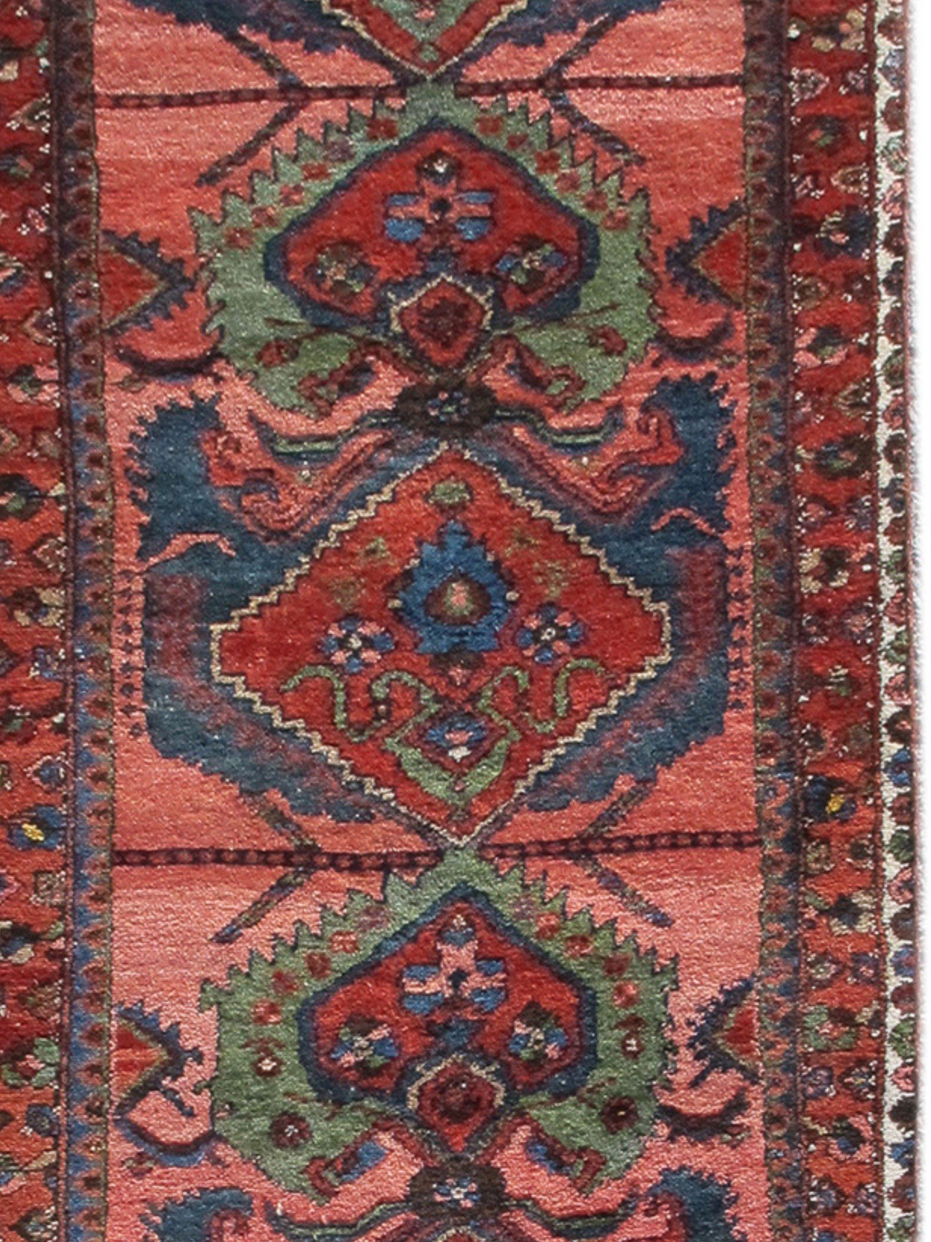 Noué à la main Coureur antique de Hamadan, fin du 19e siècle en vente