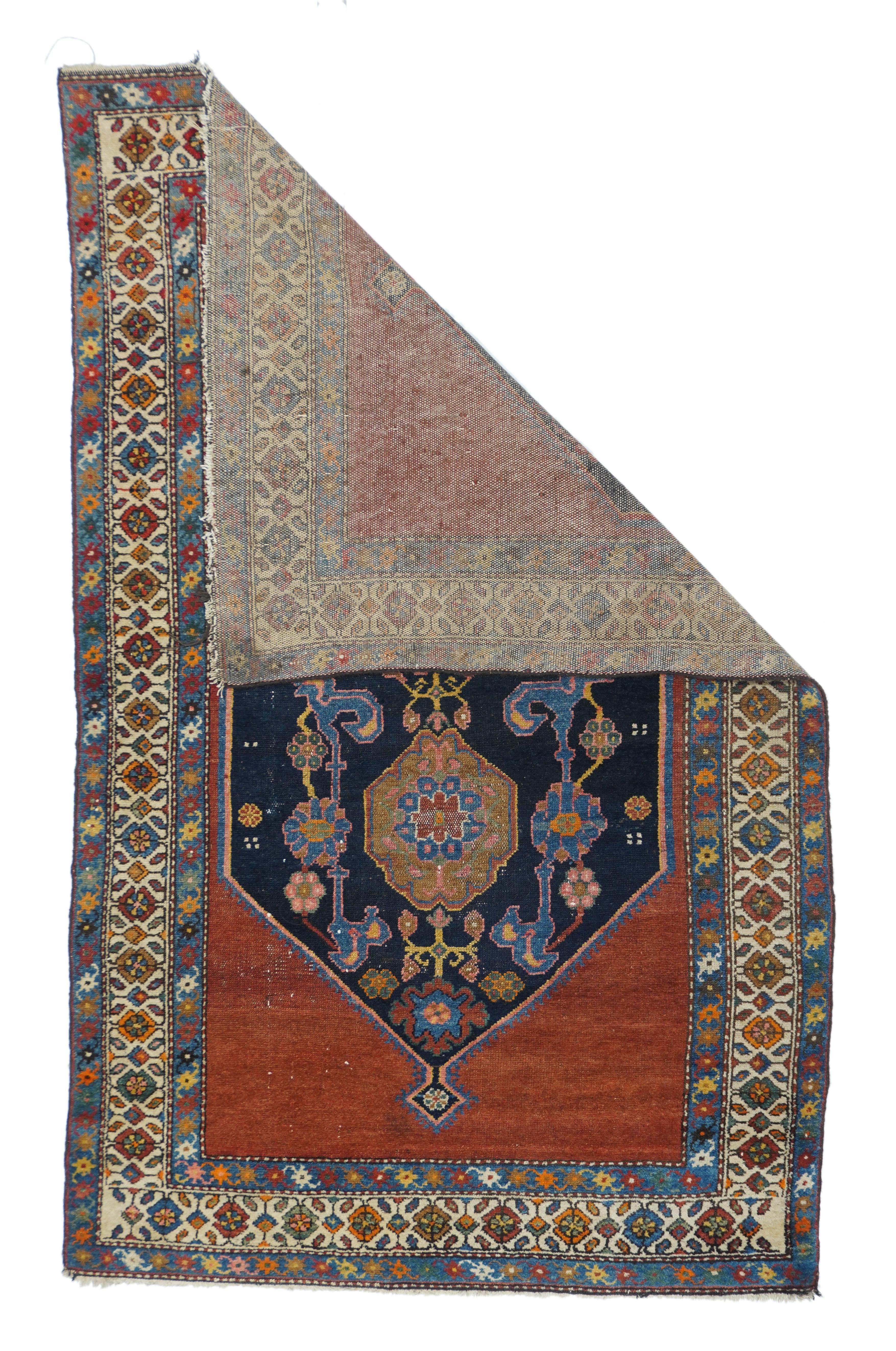 Antiker Hamedan-Teppich 4'1'' x 5'7''. Das bauchige Rostmedaillon zeigt Palmetten und gegabelte Arabesken mit ungewöhnlichen dreifachen Anhängern auf einem sandigen Feld mit einem Allover aus kleinen Palmetten und hundebeinartigen Blättern in Reihen