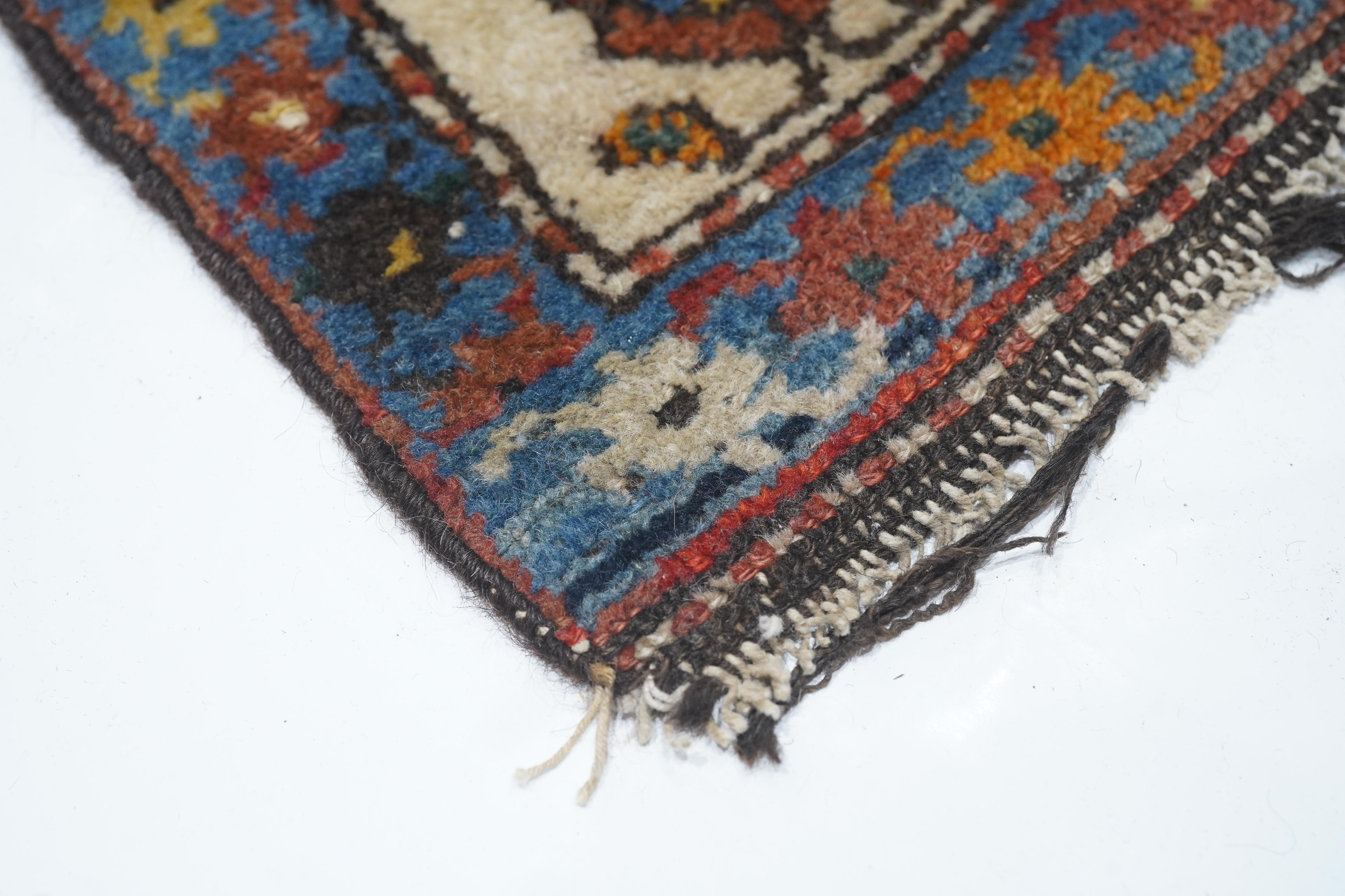 Antiker Hamedan-Teppich 4'1'' x 5'7'' im Zustand „Gut“ im Angebot in New York, NY