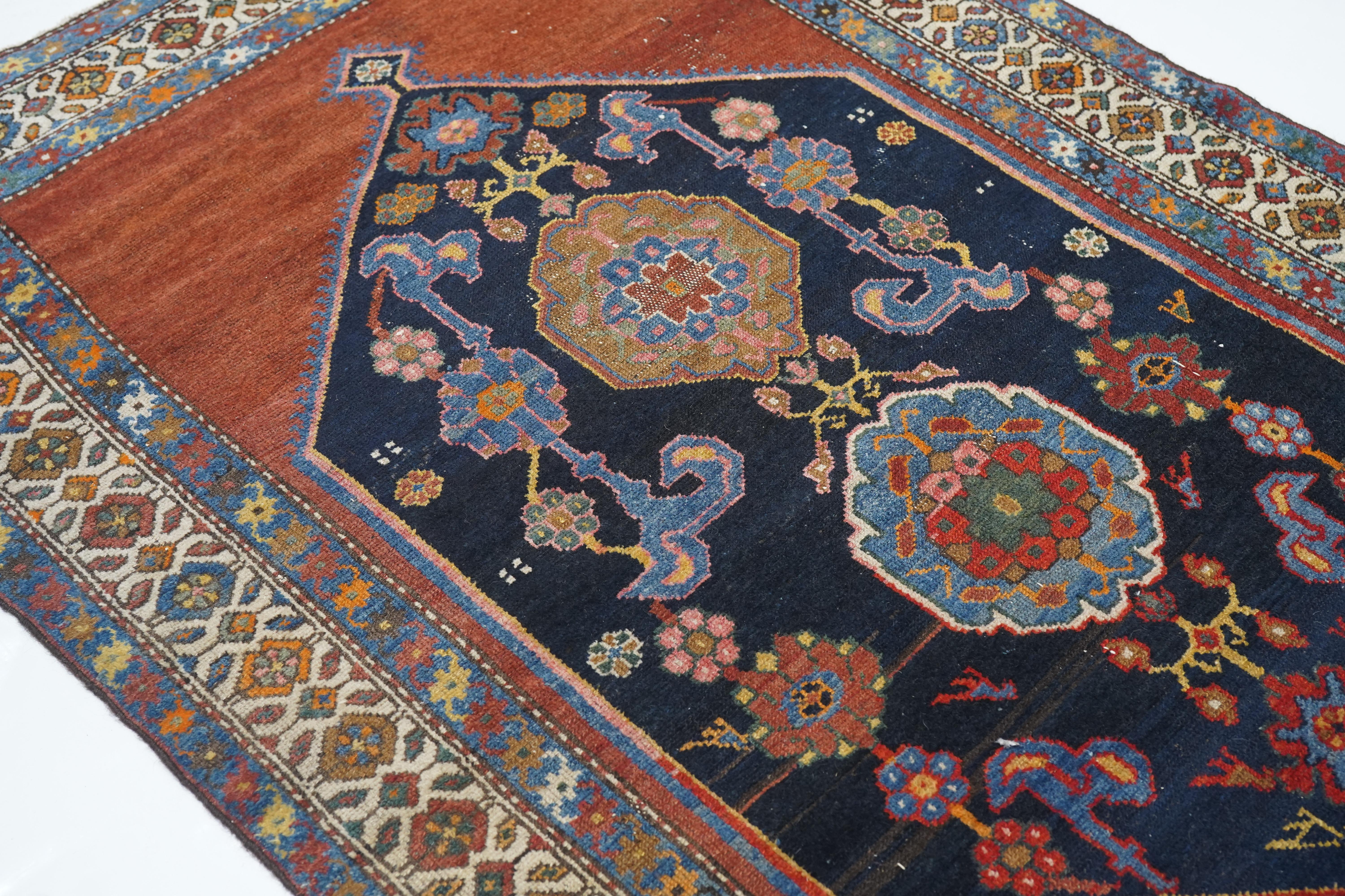 Antiker Hamedan-Teppich 4'1'' x 5'7'' im Angebot 1