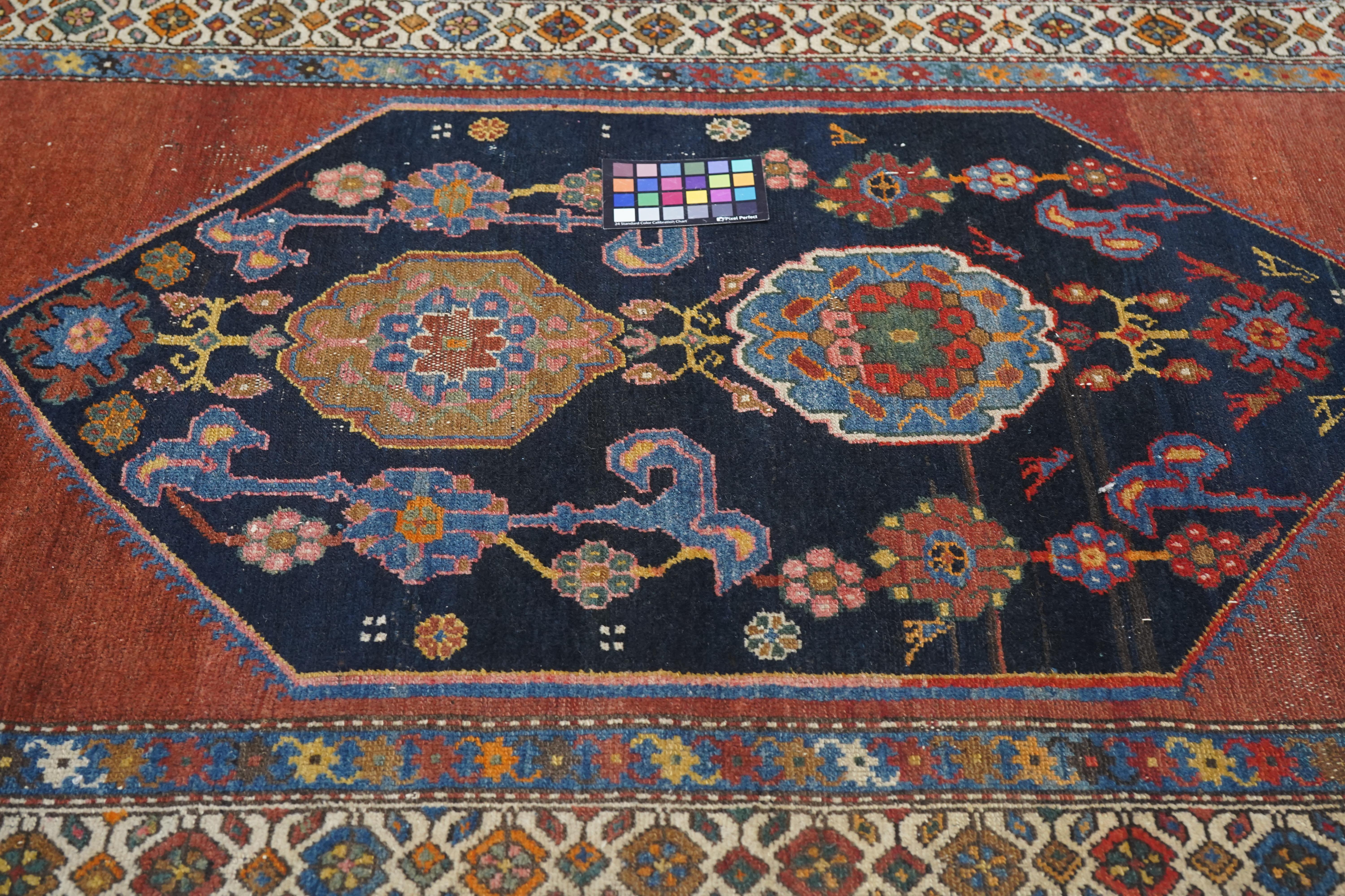 Antiker Hamedan-Teppich 4'1'' x 5'7'' im Angebot 3