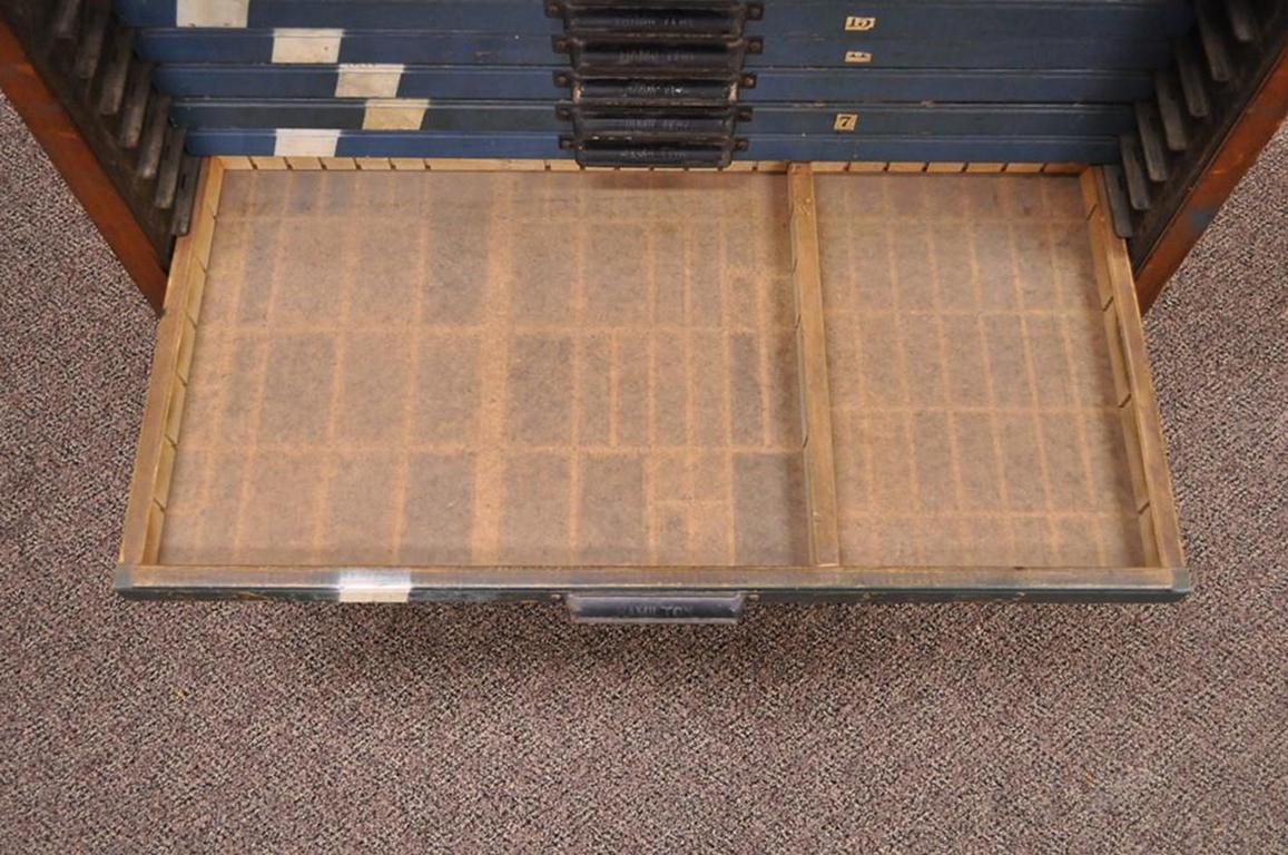 Antique Hamilton 16 Drawer Oak Letterpress Display Printers Type File Cabinet In Excellent Condition In Philadelphia, PA