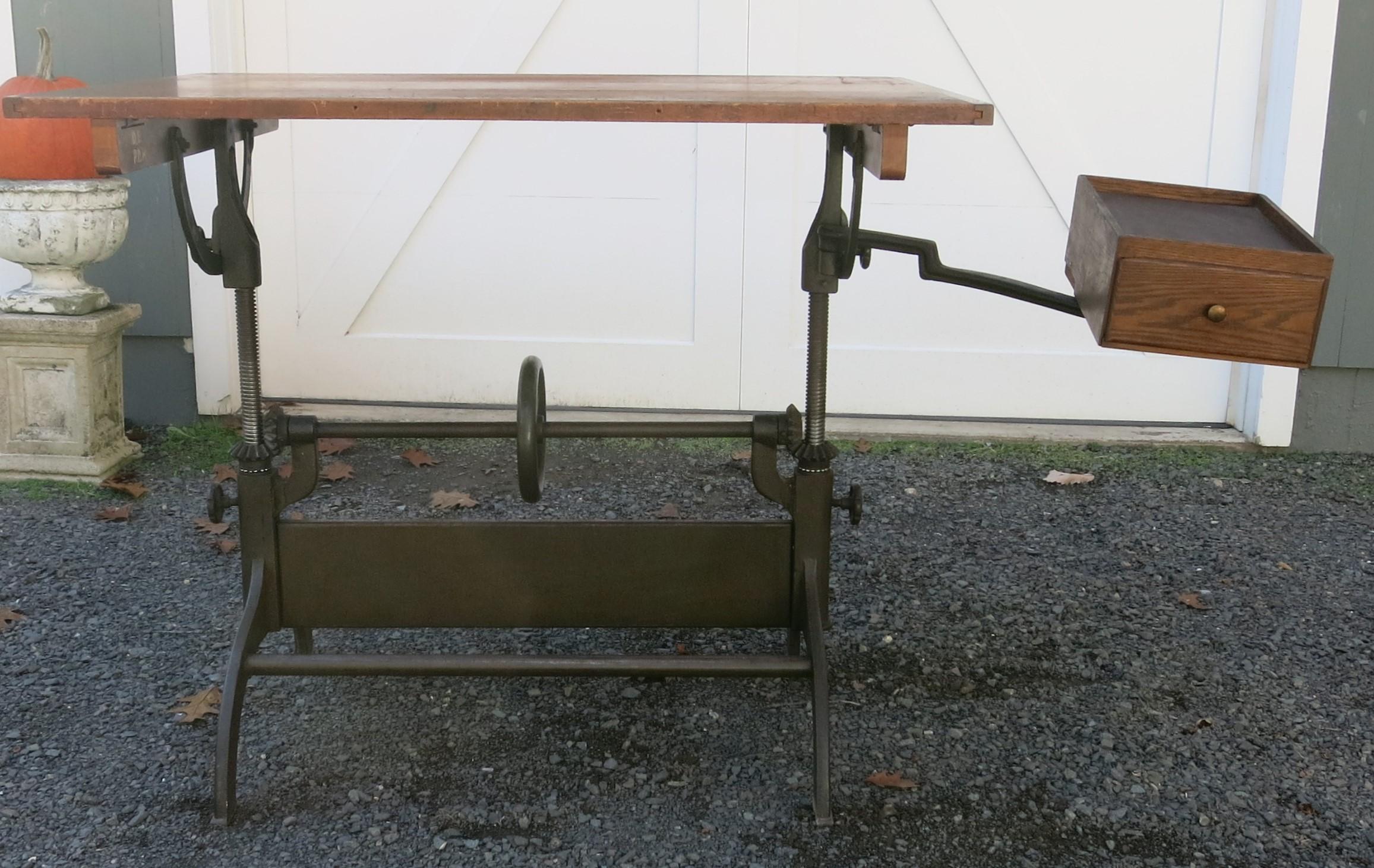 Antique Hamilton Drafting Table Industrial Table (Frühes 20. Jahrhundert) im Angebot