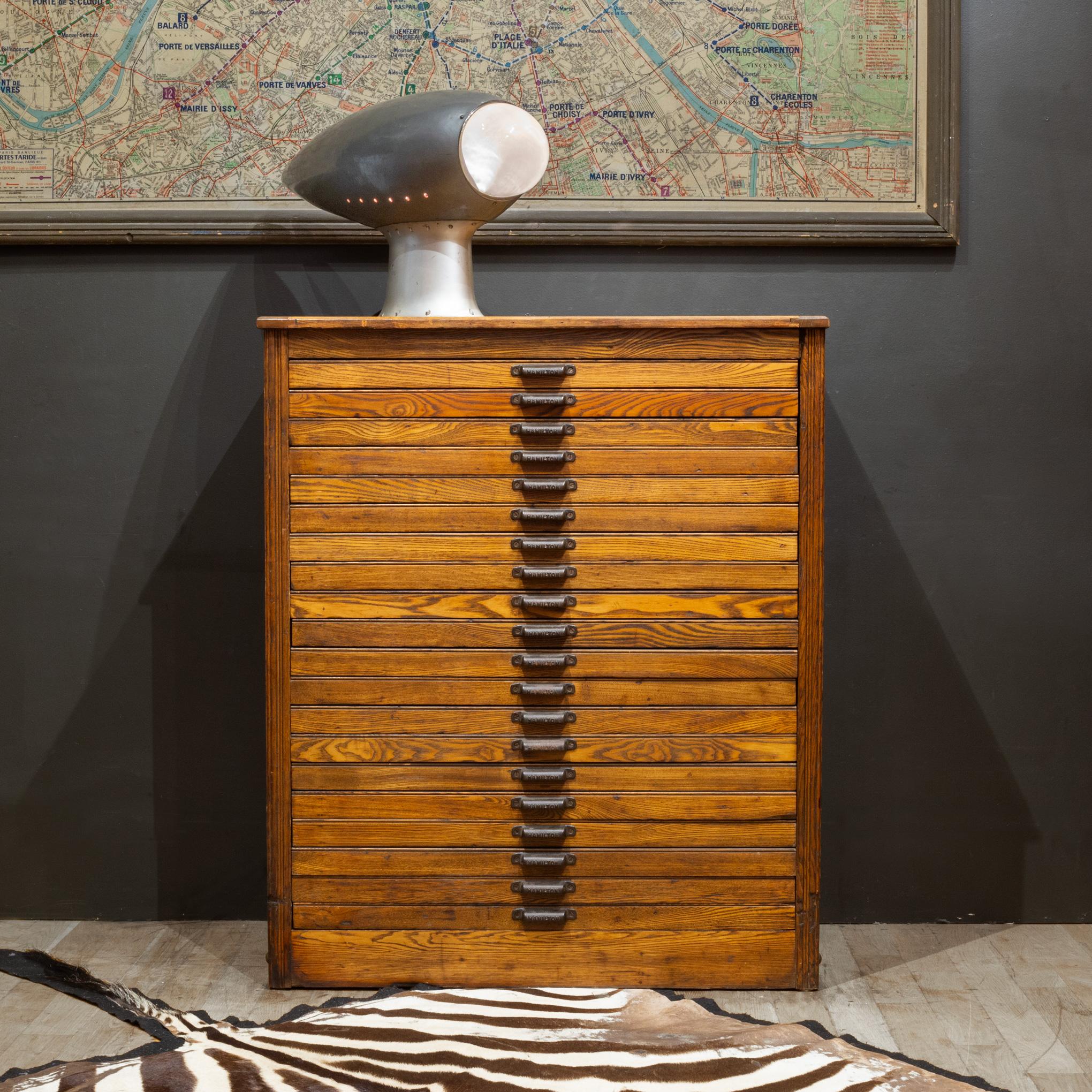 ACERCA DE

Armario tipográfico de madera de principios del siglo XX de la imprenta Hamilton Mfg Company, con 20 cajones de madera utilizados para alojar letras tipográficas de acero. Tiradores originales con el sello 