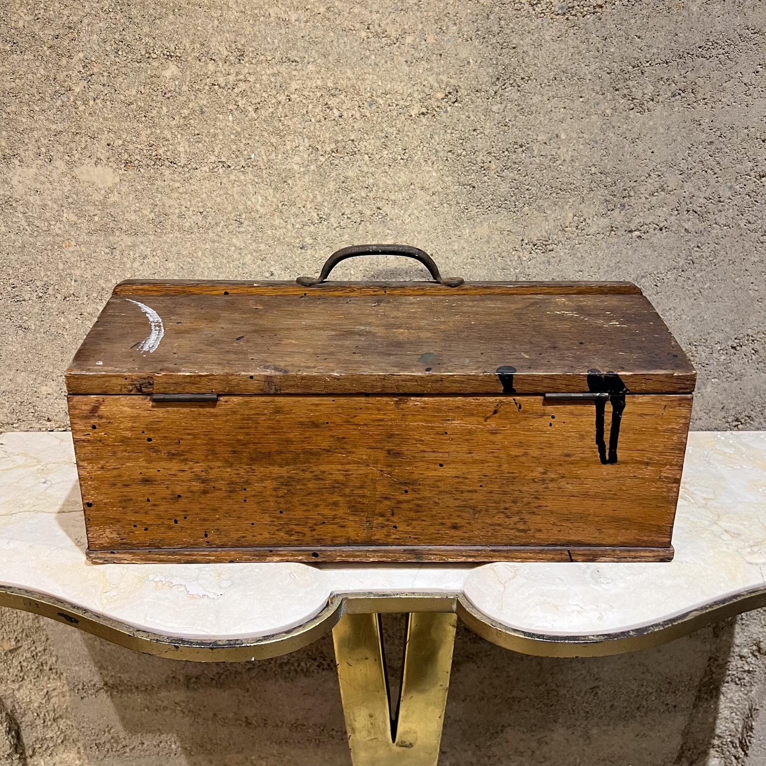
Solid Oak Wood Hinged Toolbox Carry Handle
Brass label.
Hammacher Schlemmer NY
patina present unrestored original vintage condition
7 h x 15 w x 9 d
See all images provided.