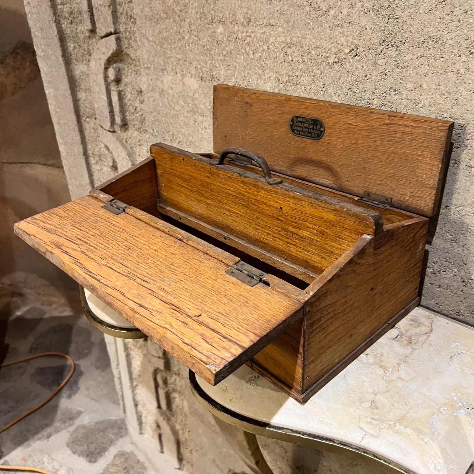 Caja de herramientas antigua de roble macizo Hammacher Schlemmer & Co NY siglo XX en venta