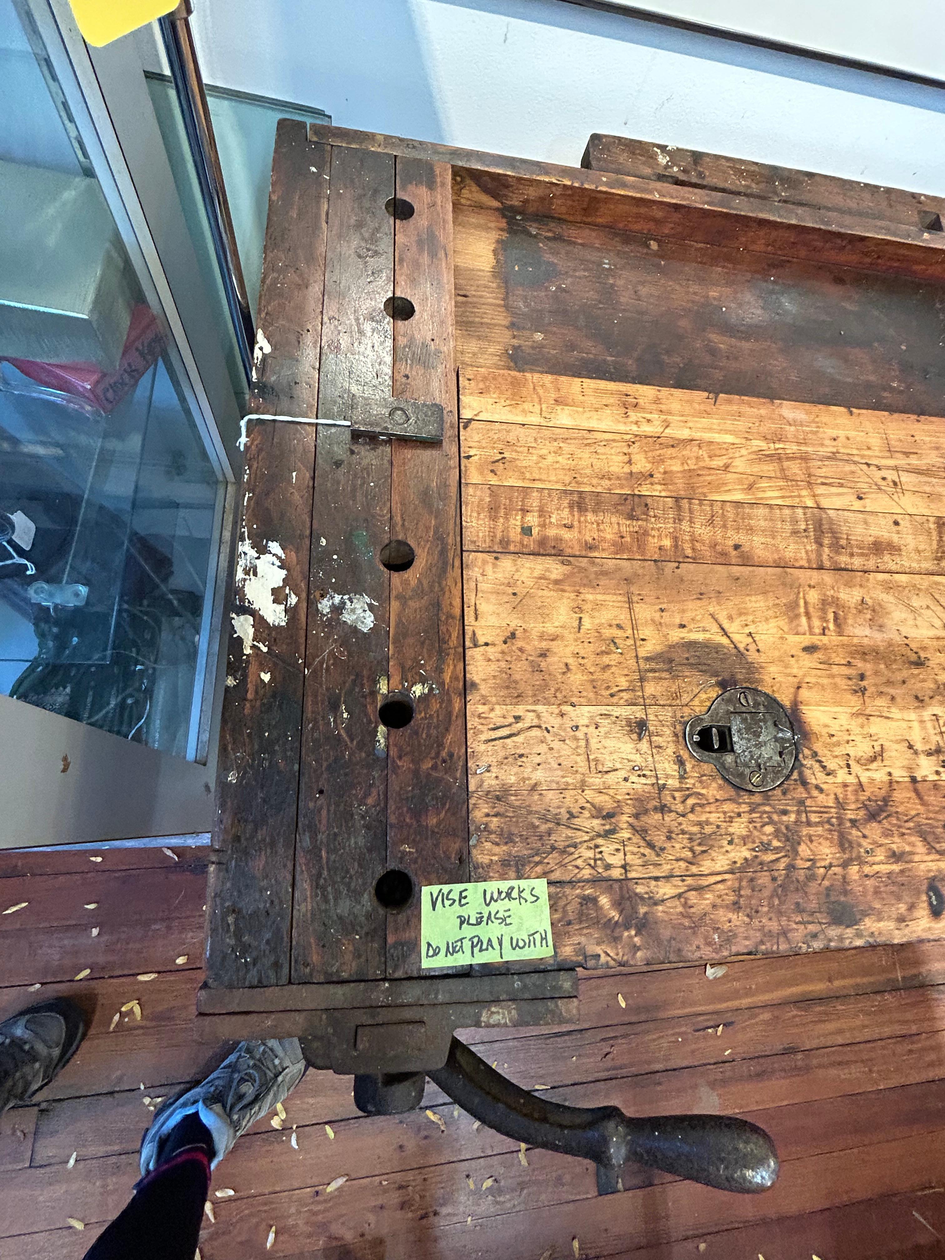 Antiker Hammacher Schlemmer Rock Ahorn Werkbank-Tisch im Zustand „Starke Gebrauchsspuren“ im Angebot in Hopewell, NJ