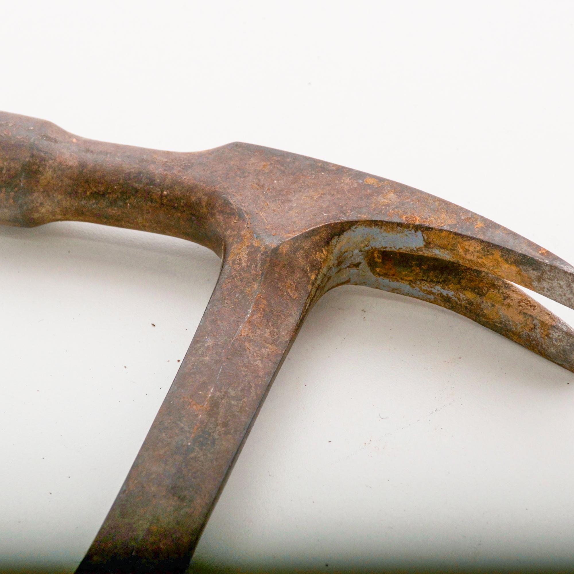 Martillo Antiguo Herramienta Vintage Mango de Cuero Apilado sobre Hierro Forjado Estilo Estwing en Desgastado Estado en Chula Vista, CA