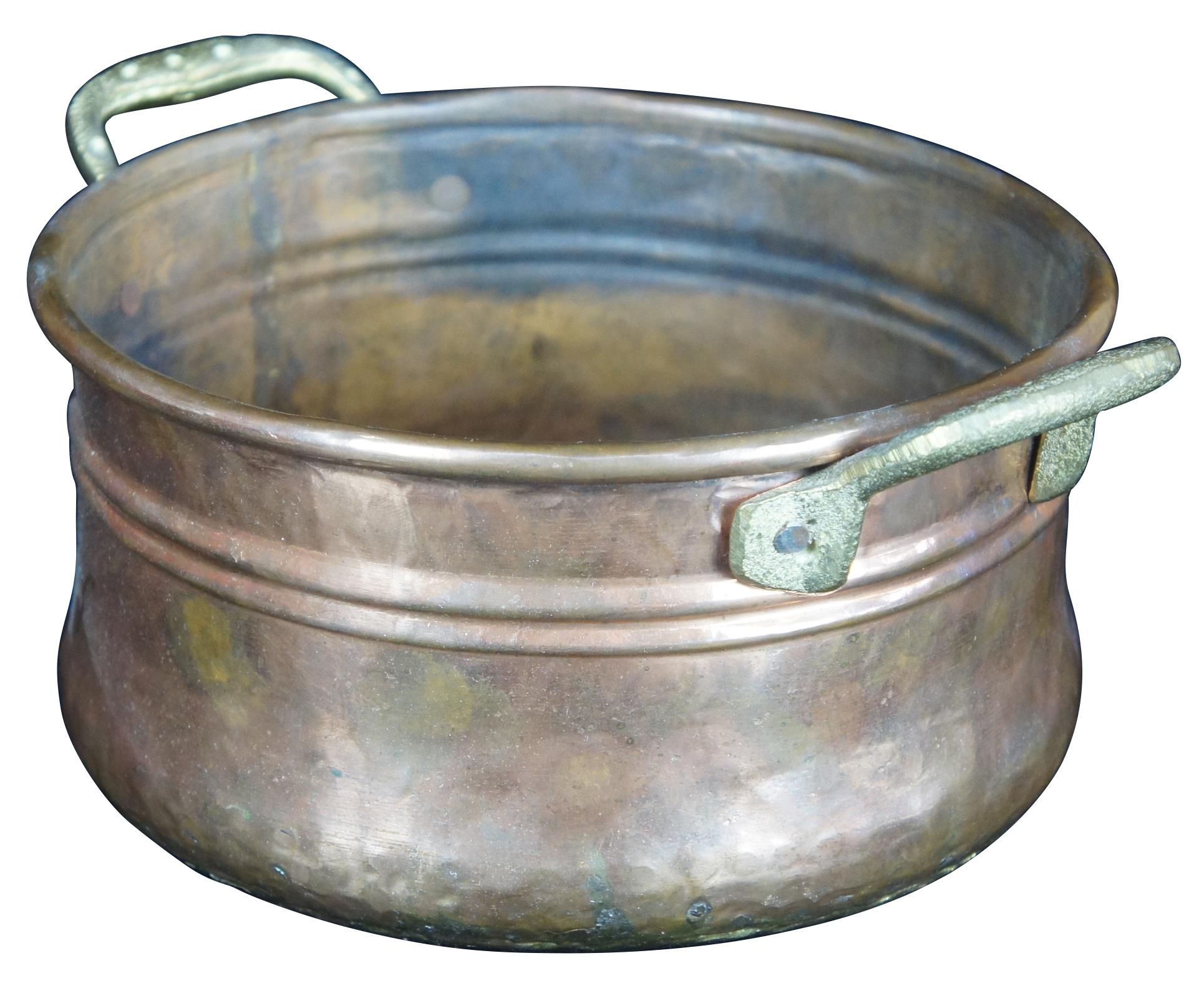 Antique cauldron, boiler or stock pot. Made of hammered copper featuring intricate dovetailing with brass handles and double banding accent. Measure: 9