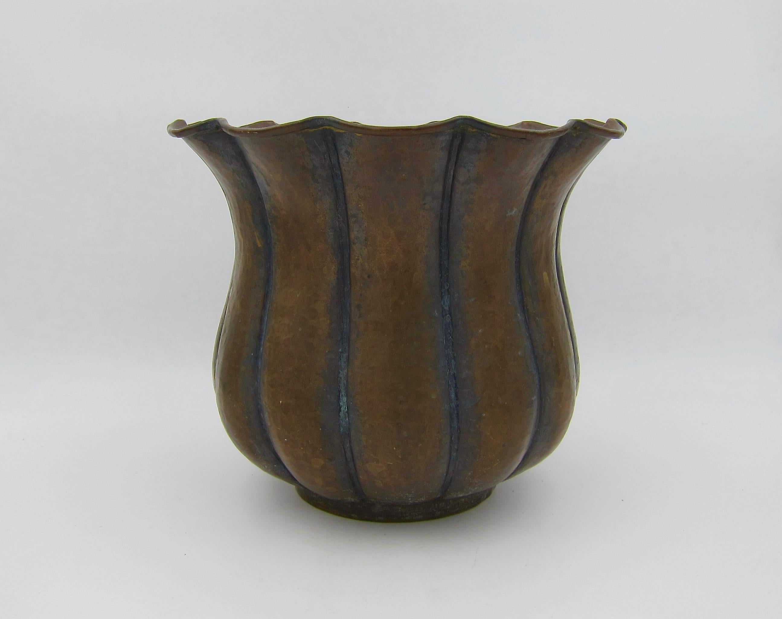 Cache-pot ou jardinière ancien en cuivre martelé 9