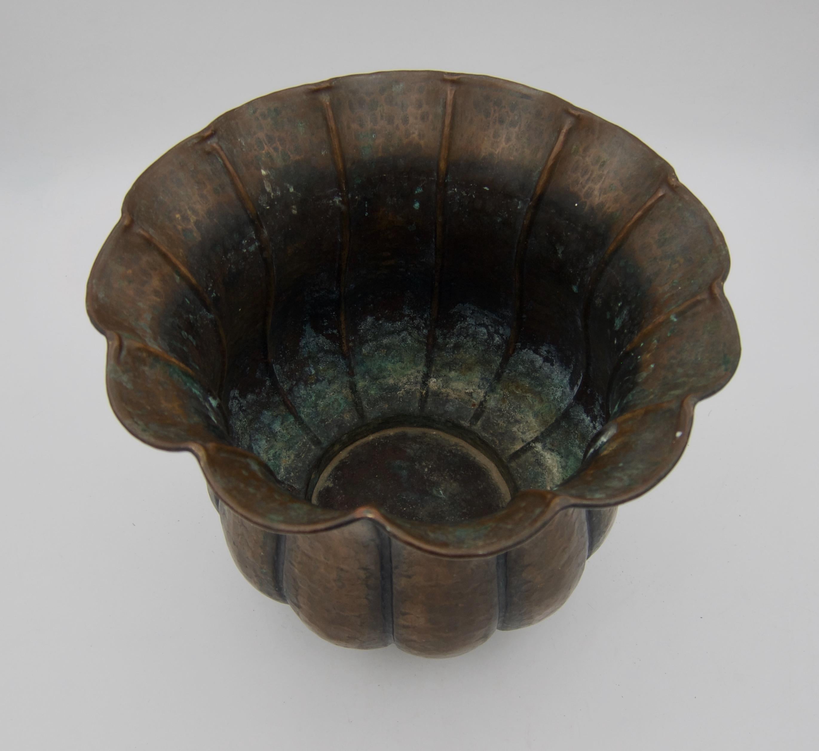 Cuivre Cache-pot ou jardinière ancien en cuivre martelé