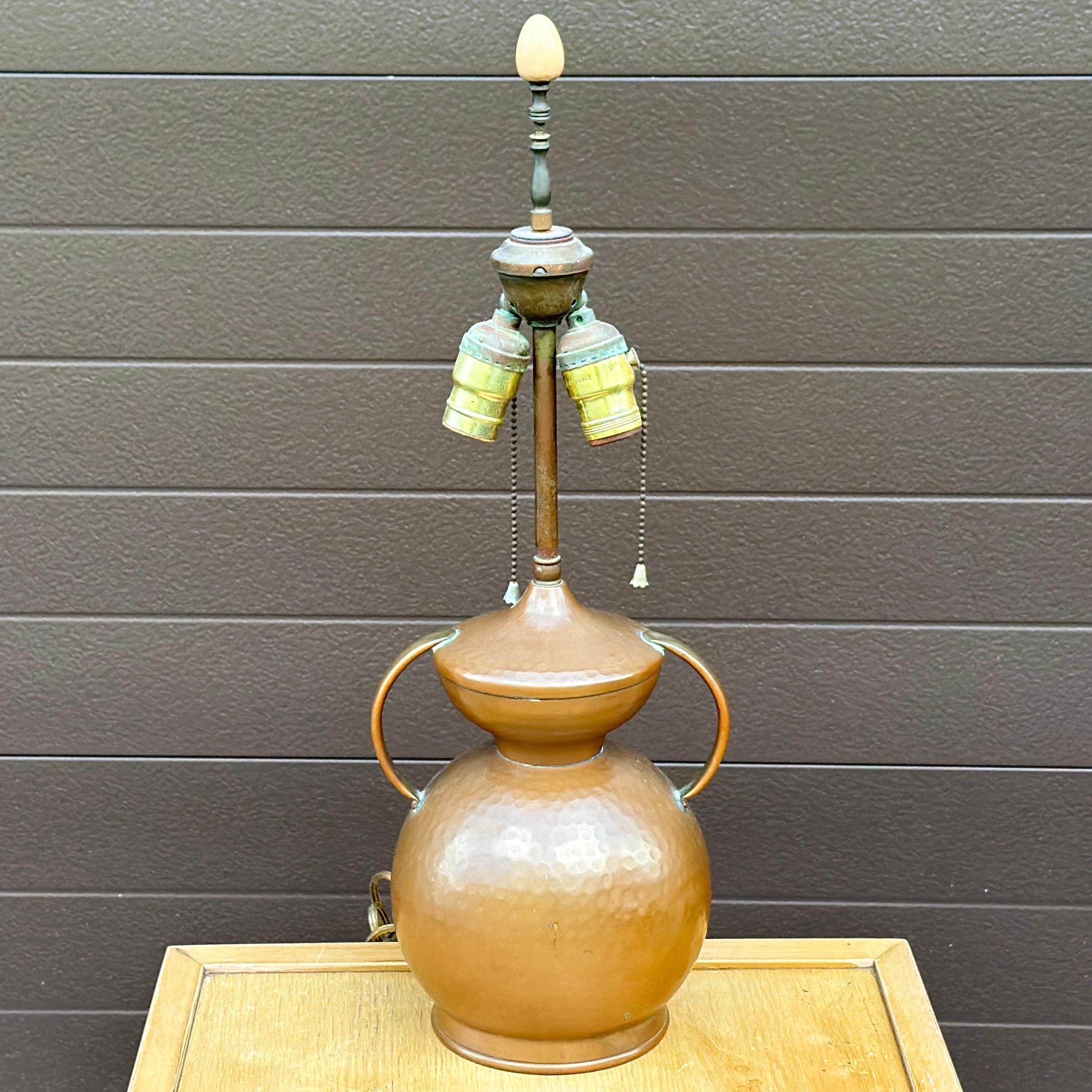 Antique Hammered Copper Urn Double Socket Table Lamp In Good Condition For Sale In West Chester, PA