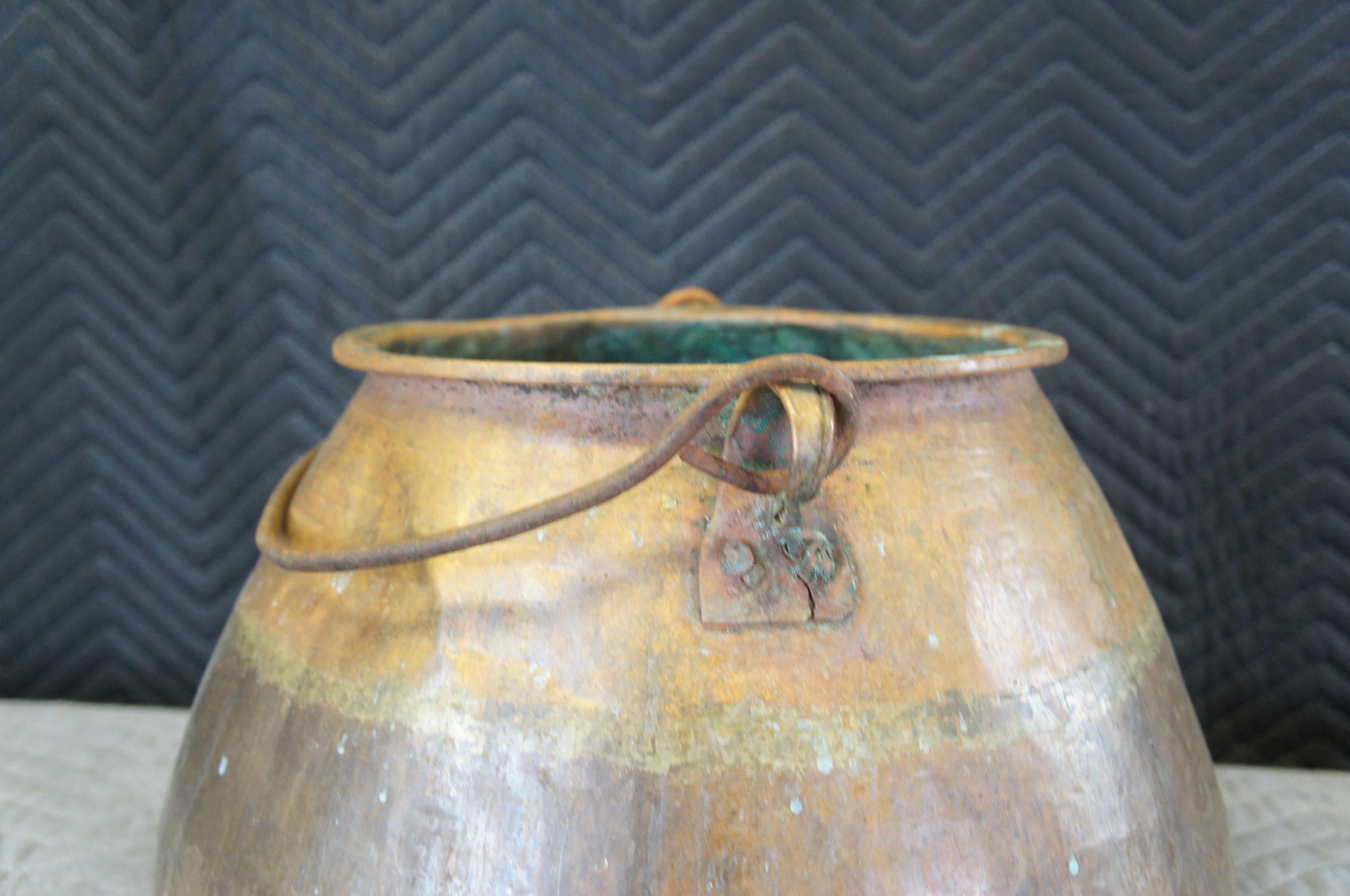 Antique Hammered Dovetailed Copper Apple Butter Cauldron Pot Kettle Bucket In Good Condition In Dayton, OH