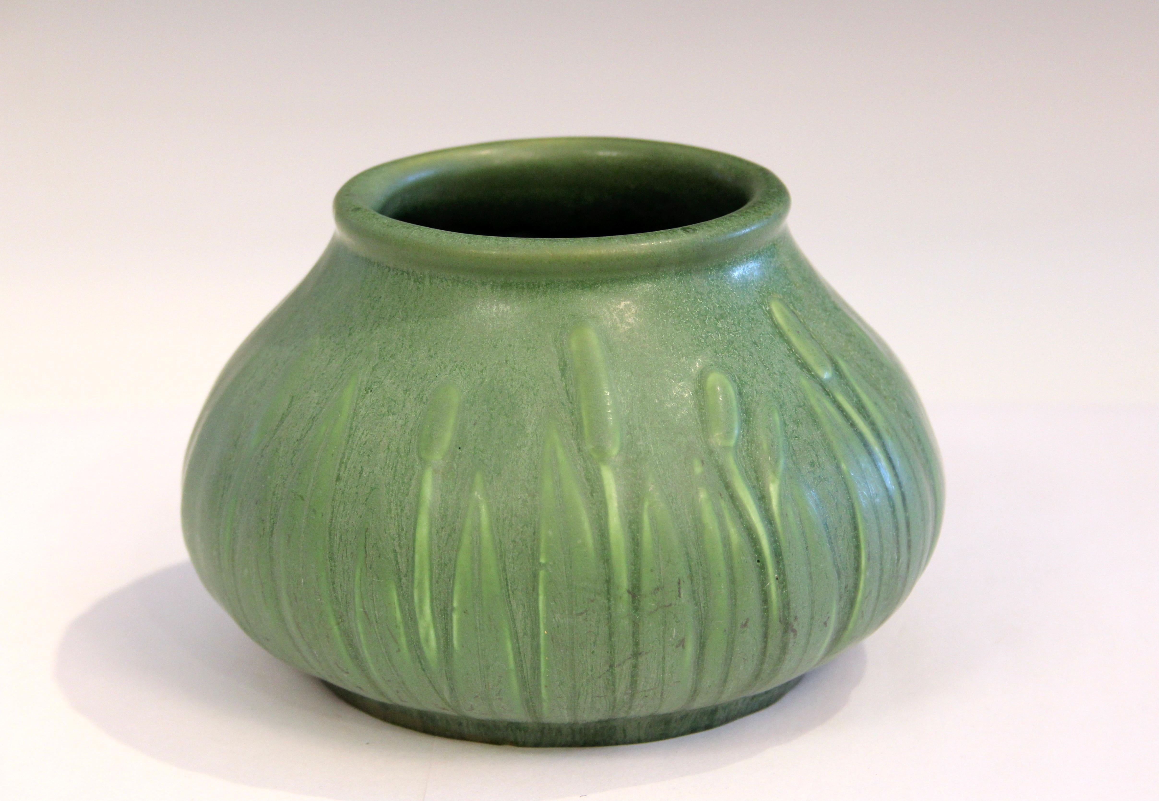 American Antique Hampshire Pottery Matt Green Sweet Arts & Crafts Cattail Vase For Sale