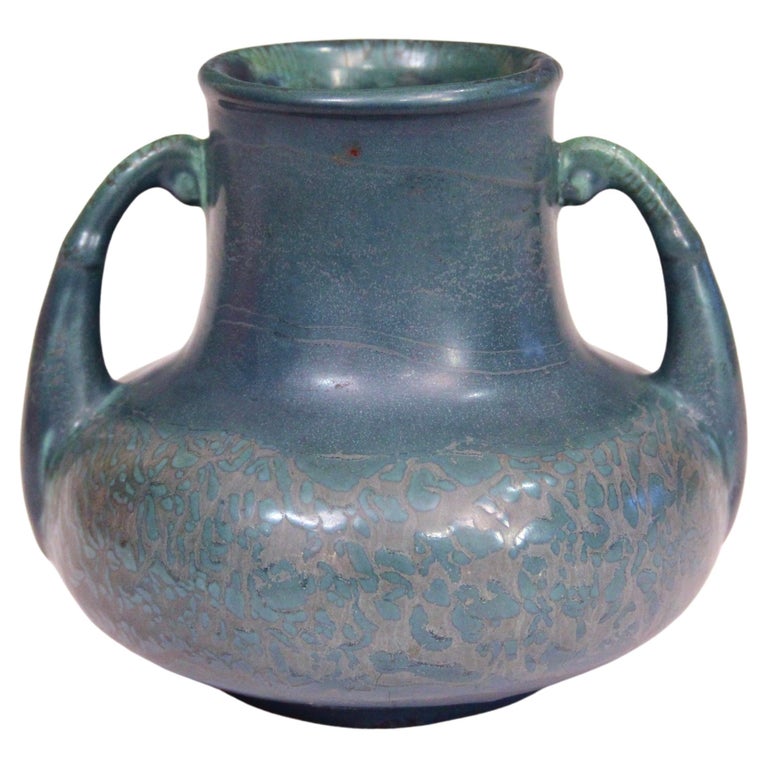 https://a.1stdibscdn.com/antique-hampshire-pottery-matt-peacock-blue-arts-crafts-vase-for-sale/f_8564/f_373333621701360632916/f_37333362_1701360634163_bg_processed.jpg?width=768