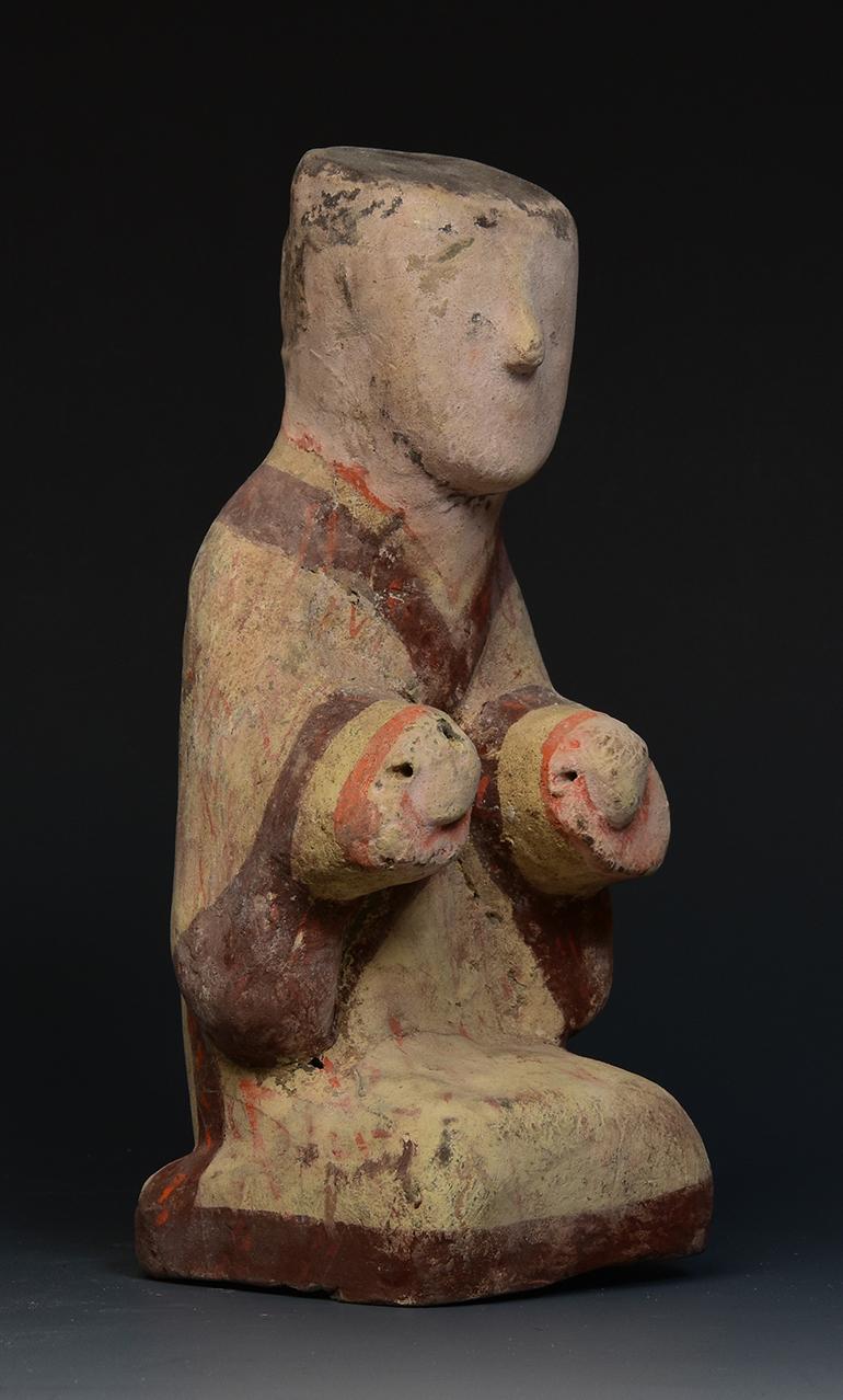 Ancienne poterie chinoise peinte de la dynastie Han, préposé à la cour agenouillé en vente 6