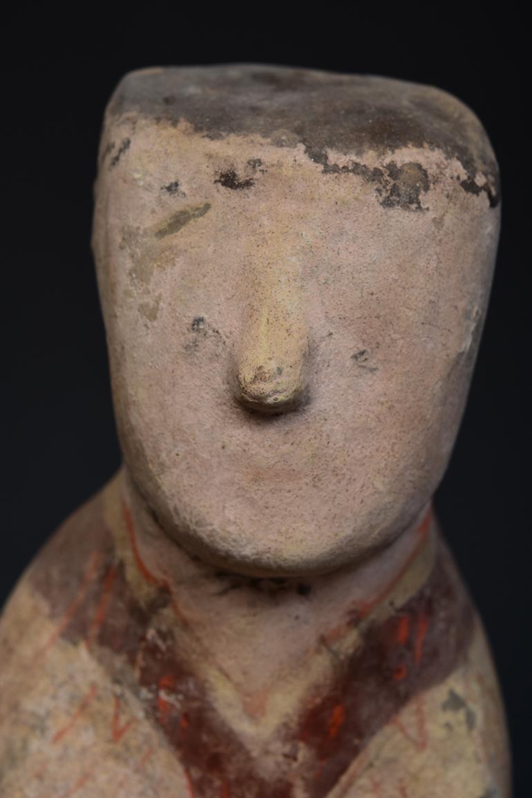 Antique Han Dynasty Chinese Painted Pottery Kneeling Court Attendant In Good Condition In Sampantawong, TH