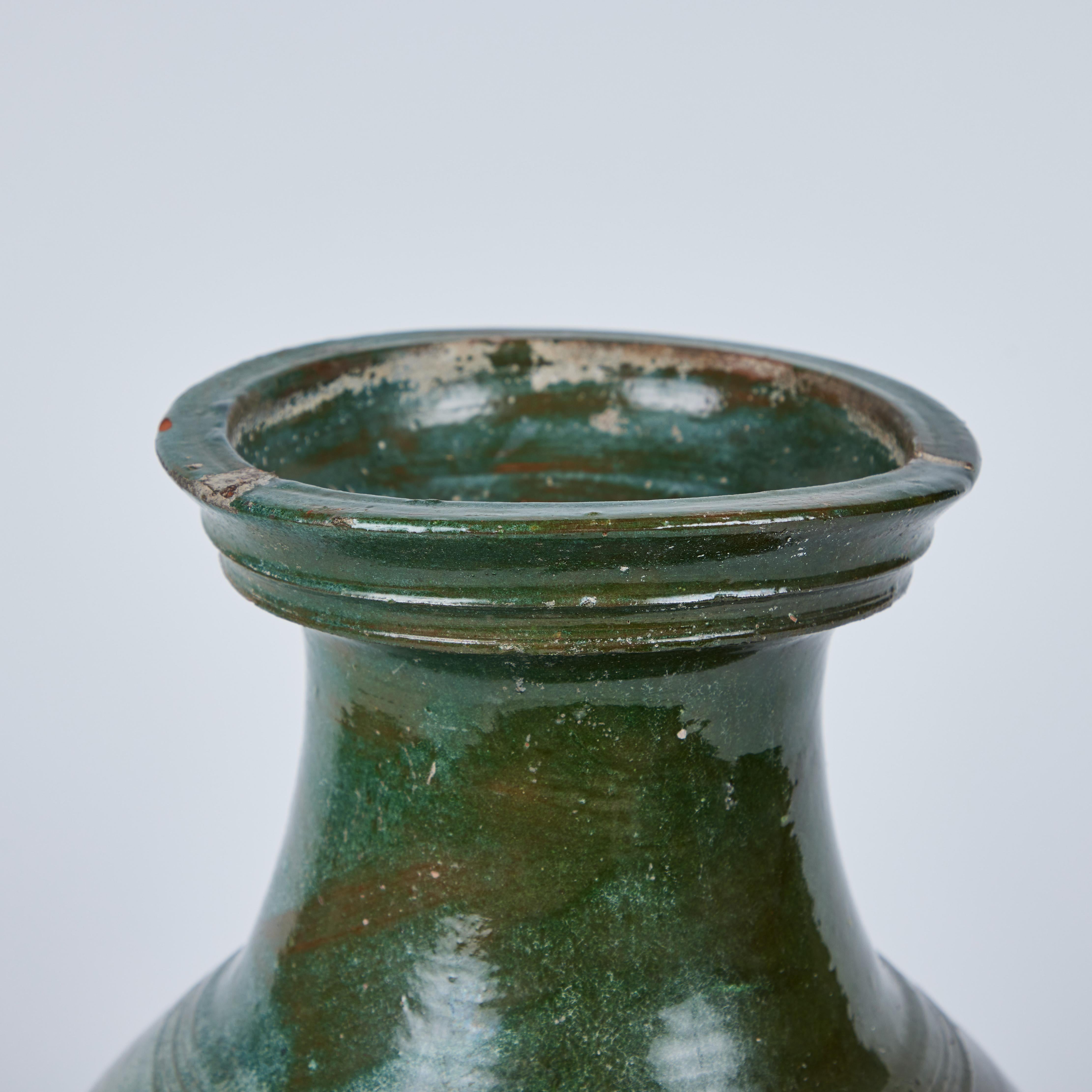 Antike glasierte Vase aus Steingut im Stil der Han-Dynastie. 
