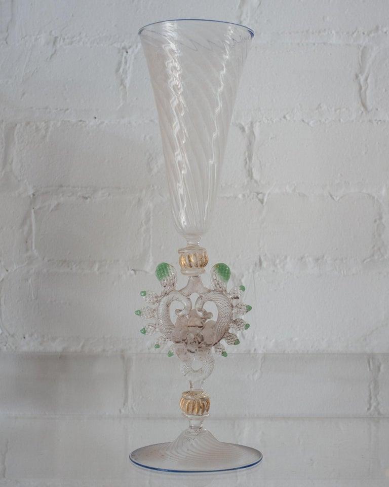 Rehaussez votre table avec une flûte/vase antique en verre de Murano soufflé à la main. Délicat et orné, chaque verre a un design et une couleur uniques, et il n'y a pas deux pièces de Murano qui soient exactement identiques. Ce sont de véritables
