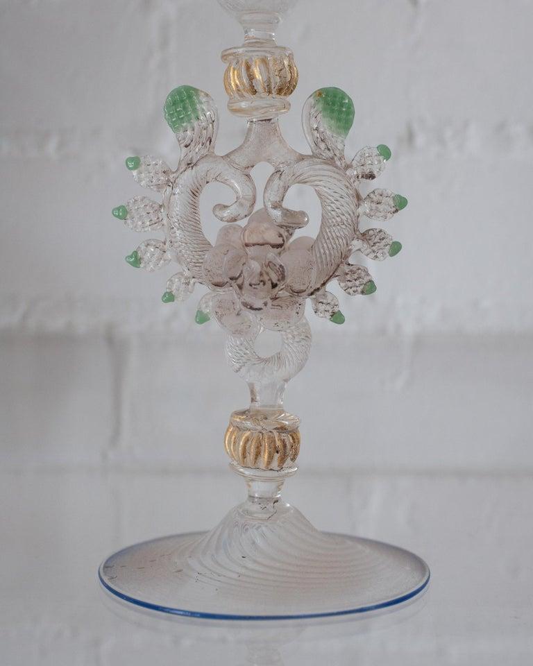 italien Ancienne flûte en verre de Murano soufflé à la main, transparente et verte, avec détails dorés en vente