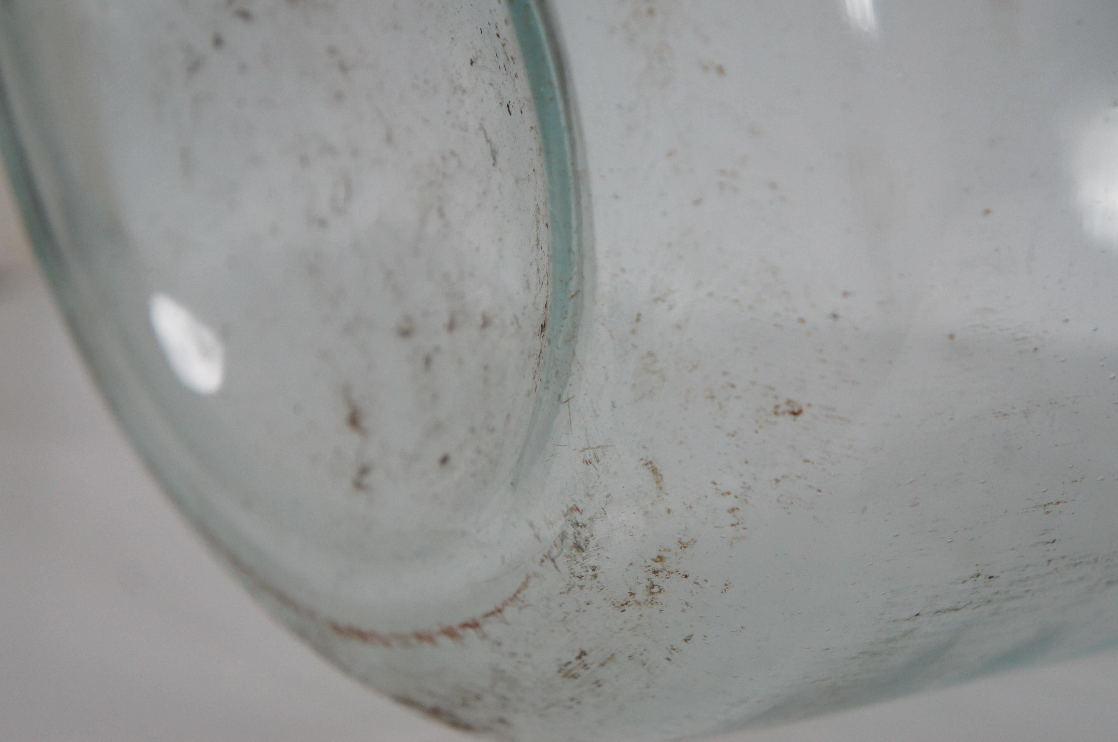 Ancienne carafe à bouteille de vin Bonbonne en verre transparent soufflé à la main en forme de demi-johne en vente 2
