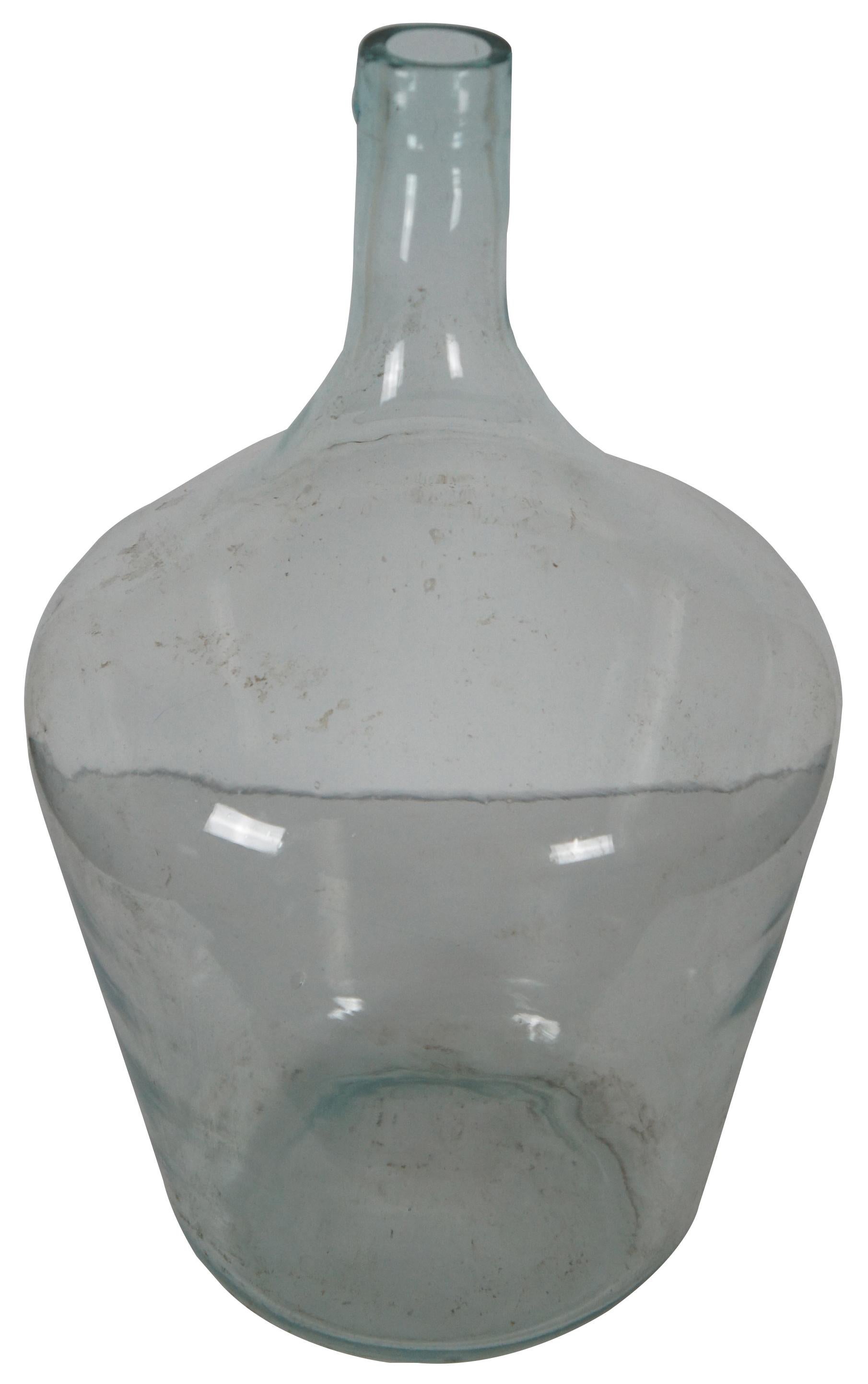 Grande demijohn antique en verre transparent. Mesure : 25