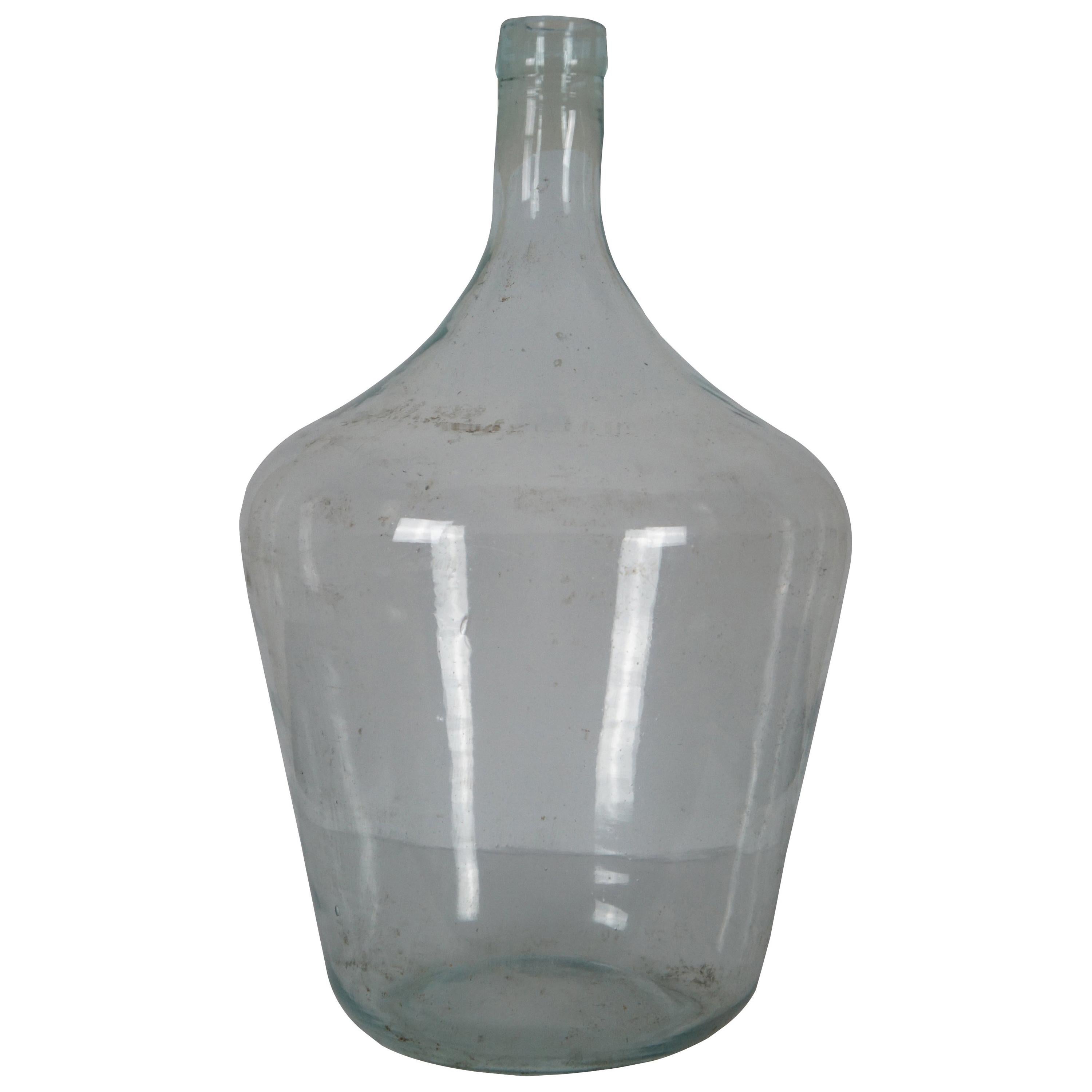 Ancienne carafe à bouteille de vin Bonbonne en verre transparent soufflé à la main en forme de demi-johne en vente
