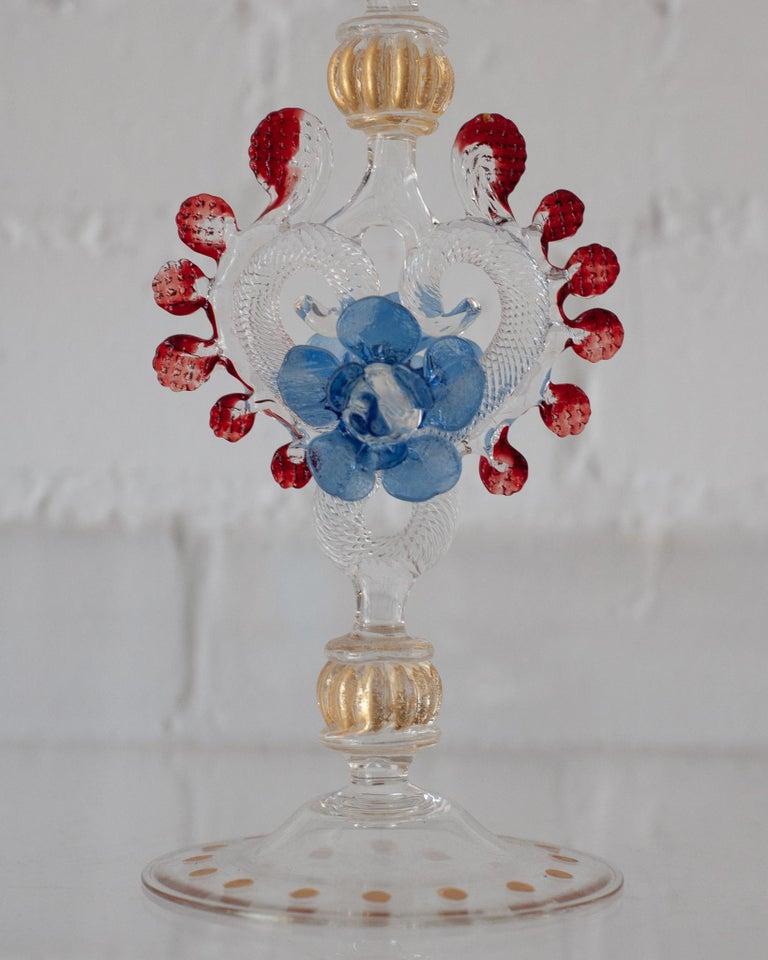italien Ancienne flûte en verre de Murano soufflé à la main, rouge et bleue, avec détails dorés en vente