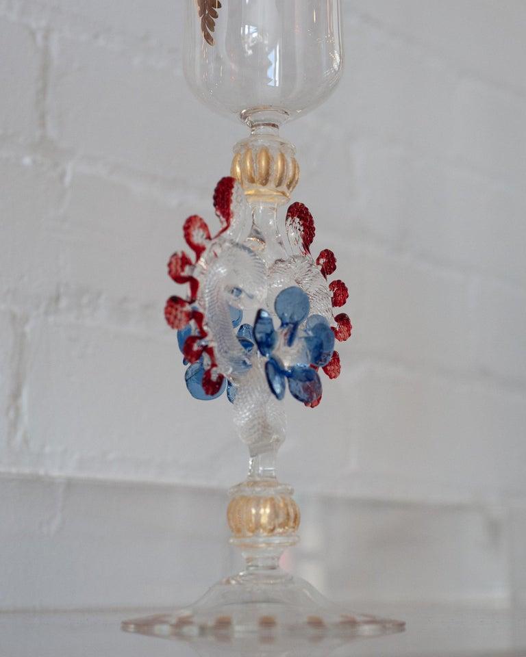 Doré Ancienne flûte en verre de Murano soufflé à la main, rouge et bleue, avec détails dorés en vente