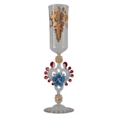 Ancienne flûte en verre de Murano soufflé à la main, transparente, rouge et bleue, avec détails dorés