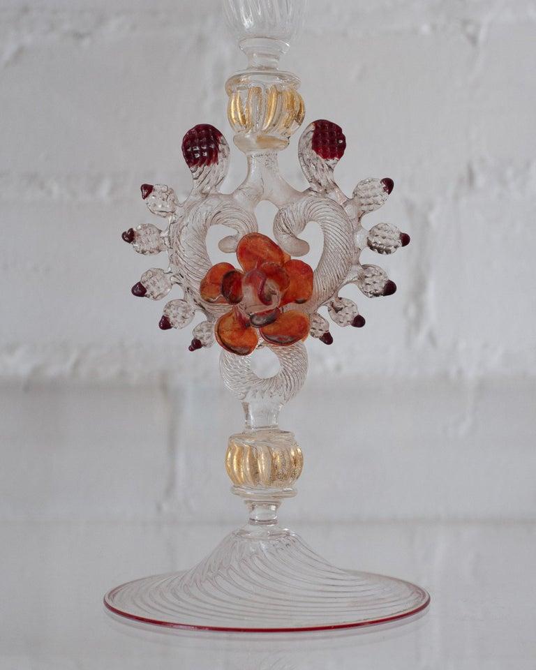 italien Ancienne flûte en verre de Murano soufflé à la main, rouge et orange, avec détails dorés en vente