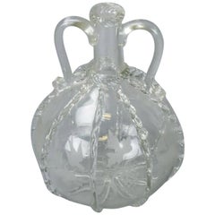 Ancienne carafe en verre d'art soufflée à la main et gravée