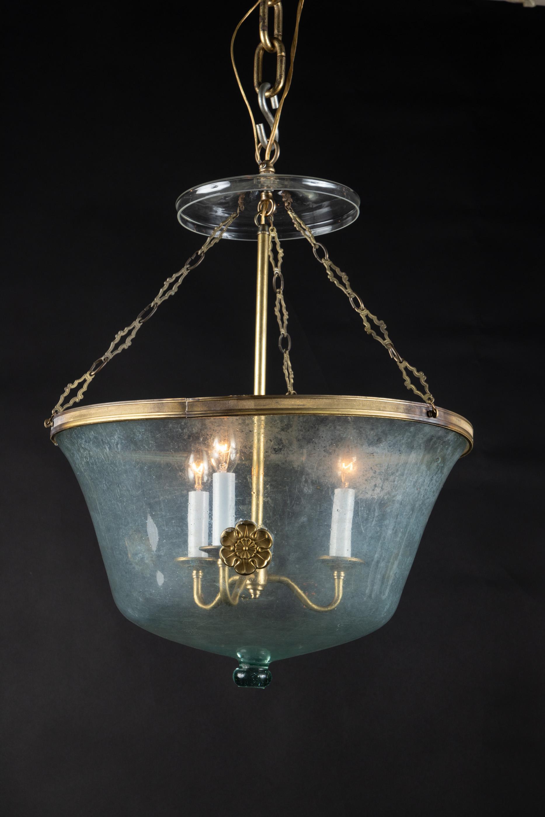 Cette magnifique lanterne rustique utilise de manière incroyable un globe de melon antique. Le verre lui-même est connu en français sous le nom de 