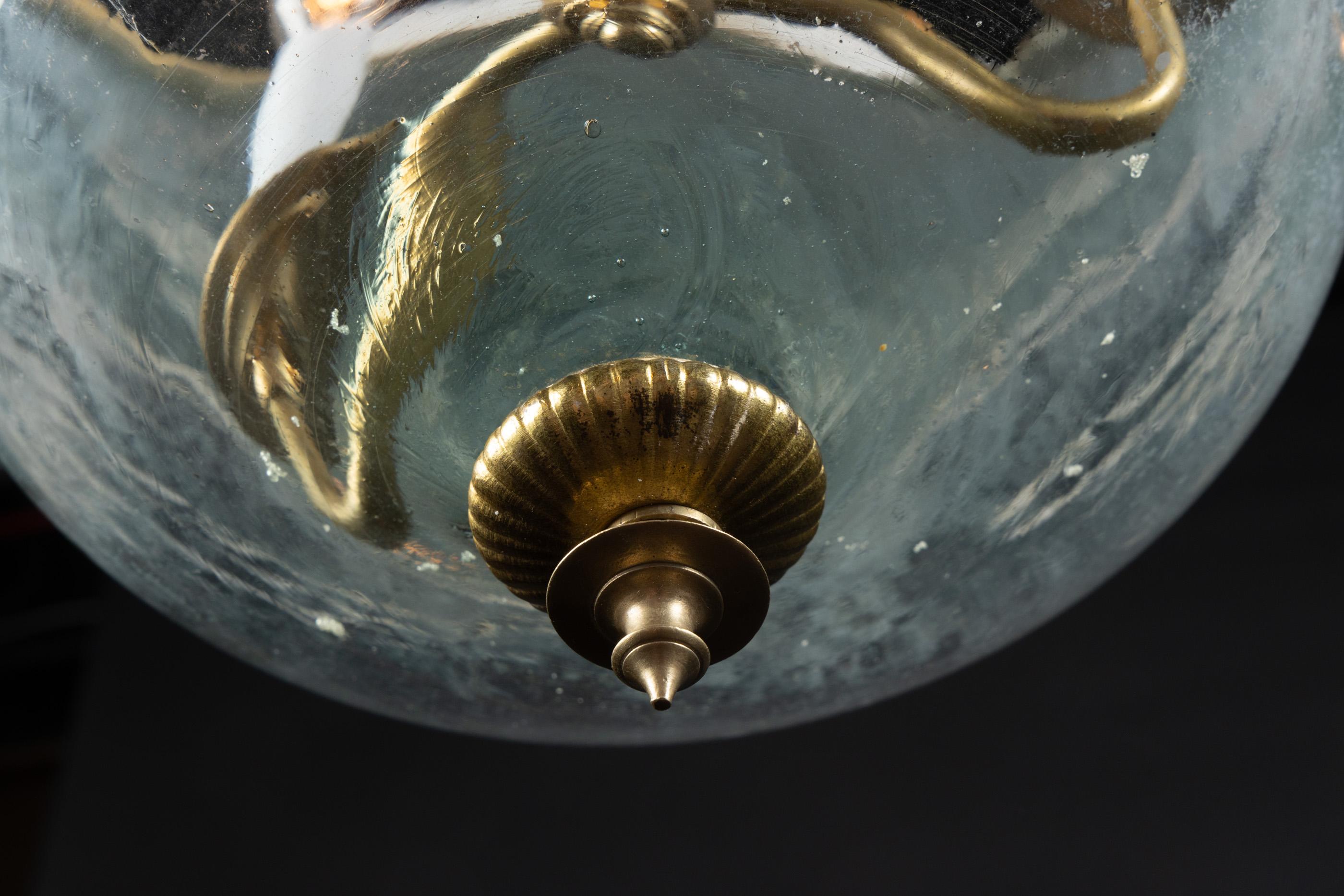 Cette magnifique lanterne rustique utilise de manière incroyable un globe de melon antique. Le verre lui-même est connu en français sous le nom de 
