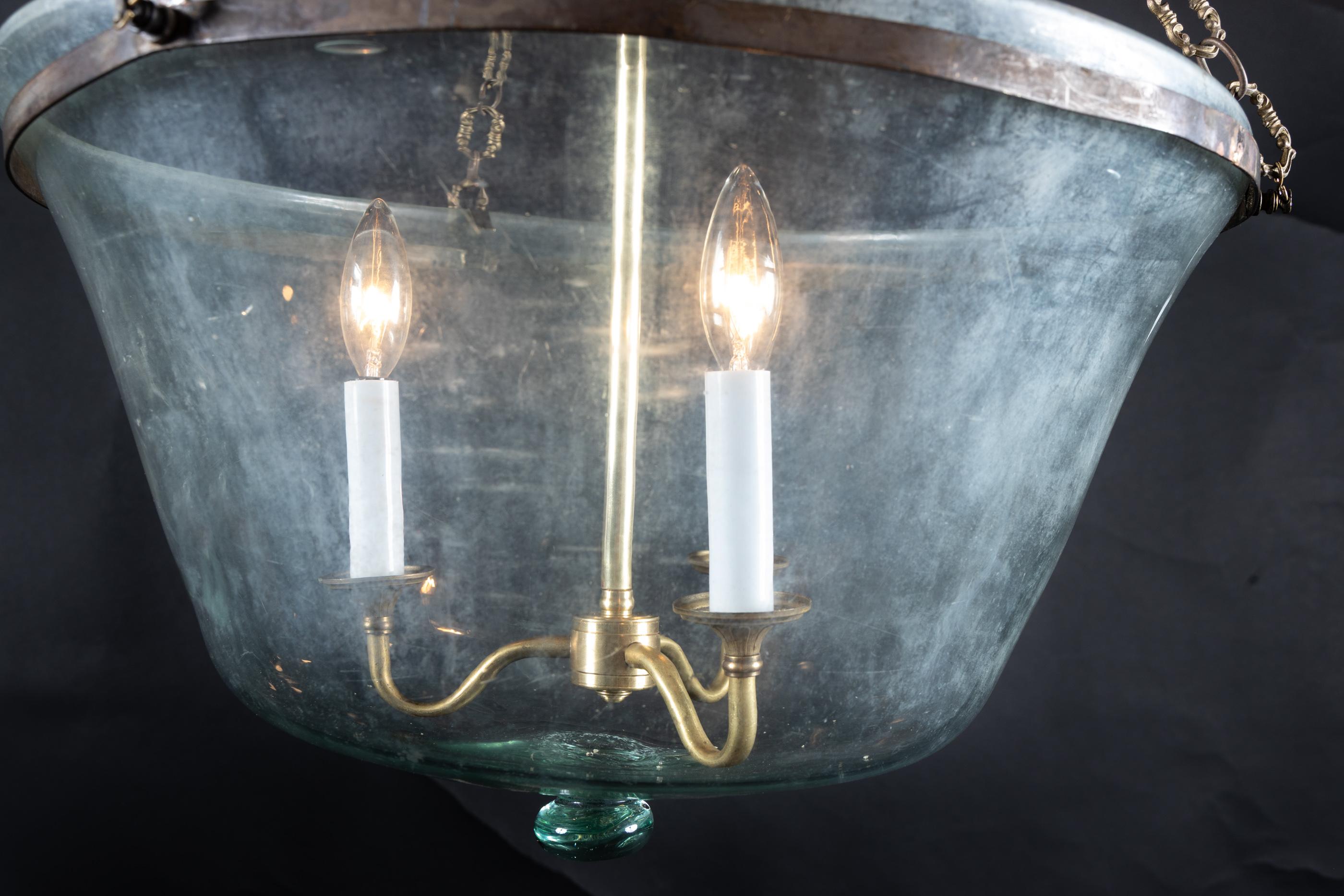 Dieses schöne und rustikale Windlicht verwendet einen antiken Melonenglobus auf unglaubliche Weise. Das Glas selbst ist im Französischen als 