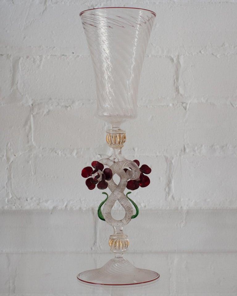 Rehaussez votre table avec une flûte/vase antique en verre de Murano soufflé à la main. Délicat et orné, chaque verre a un design et une couleur uniques, et il n'y a pas deux pièces de Murano qui soient exactement identiques. Ce sont de véritables