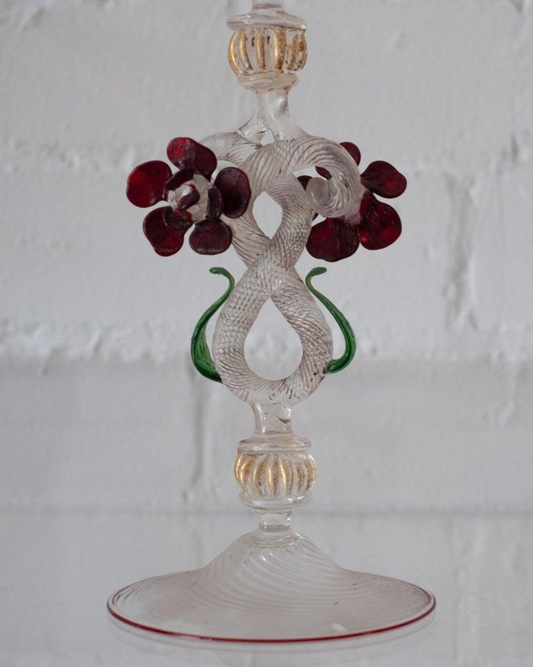 italien Ancienne flûte en verre de Murano soufflé à la main, rouge et transparent, avec détails dorés en vente