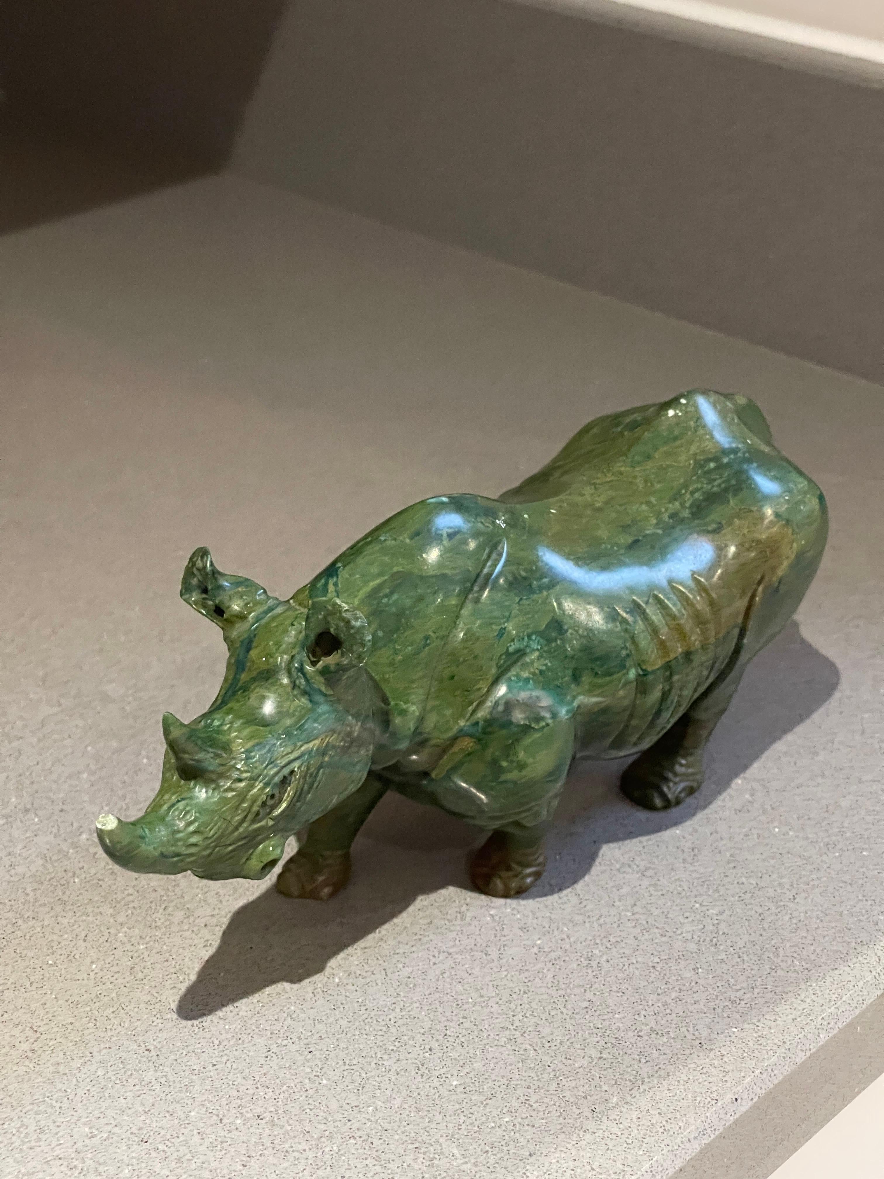 Antike handgeschnitzte afrikanische Skulptur aus grünem Malachitstein, Rhinoceros, Rhinoceros (Art déco) im Angebot