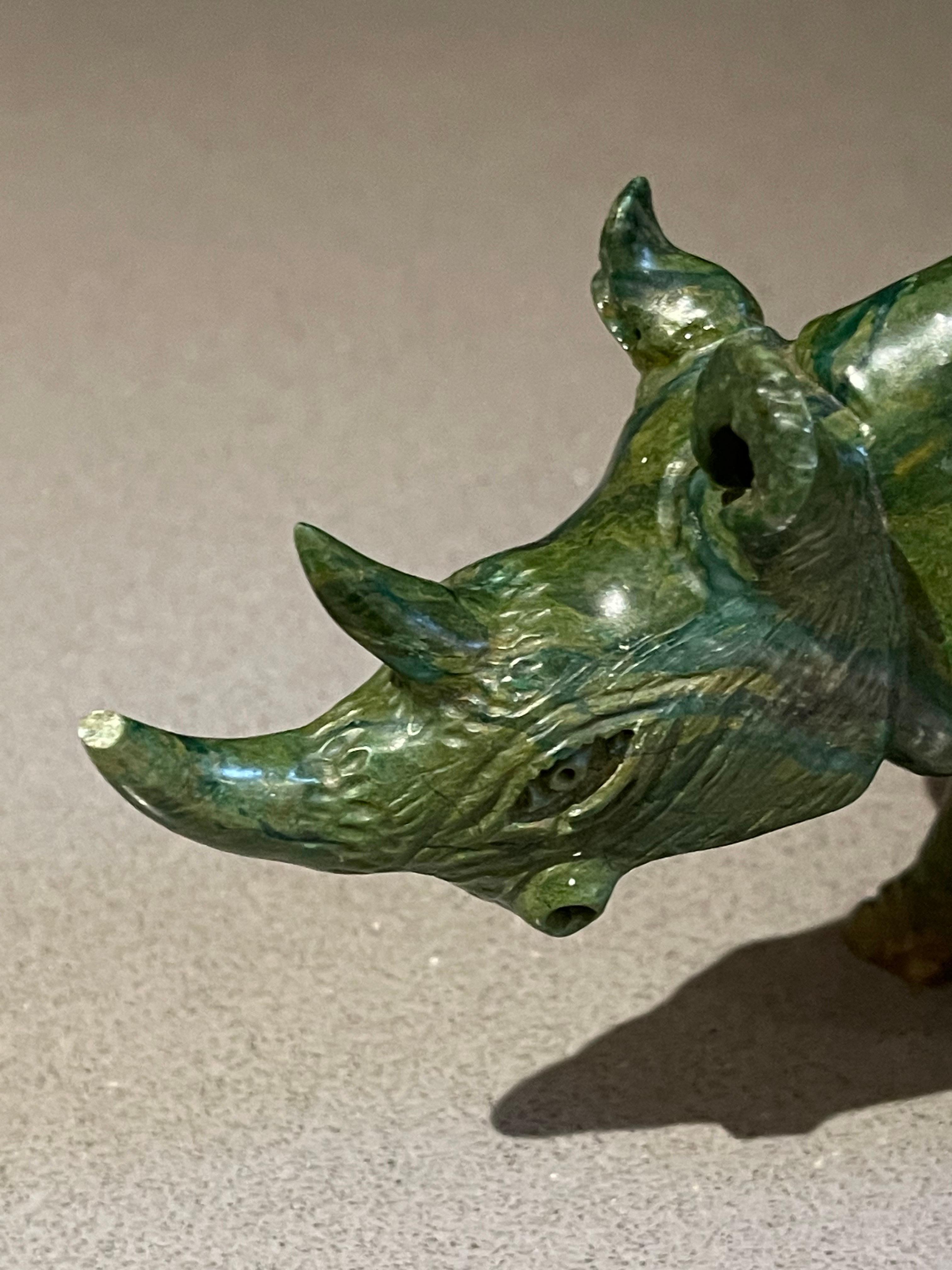 Antike handgeschnitzte afrikanische Skulptur aus grünem Malachitstein, Rhinoceros, Rhinoceros (Simbabwisch) im Angebot