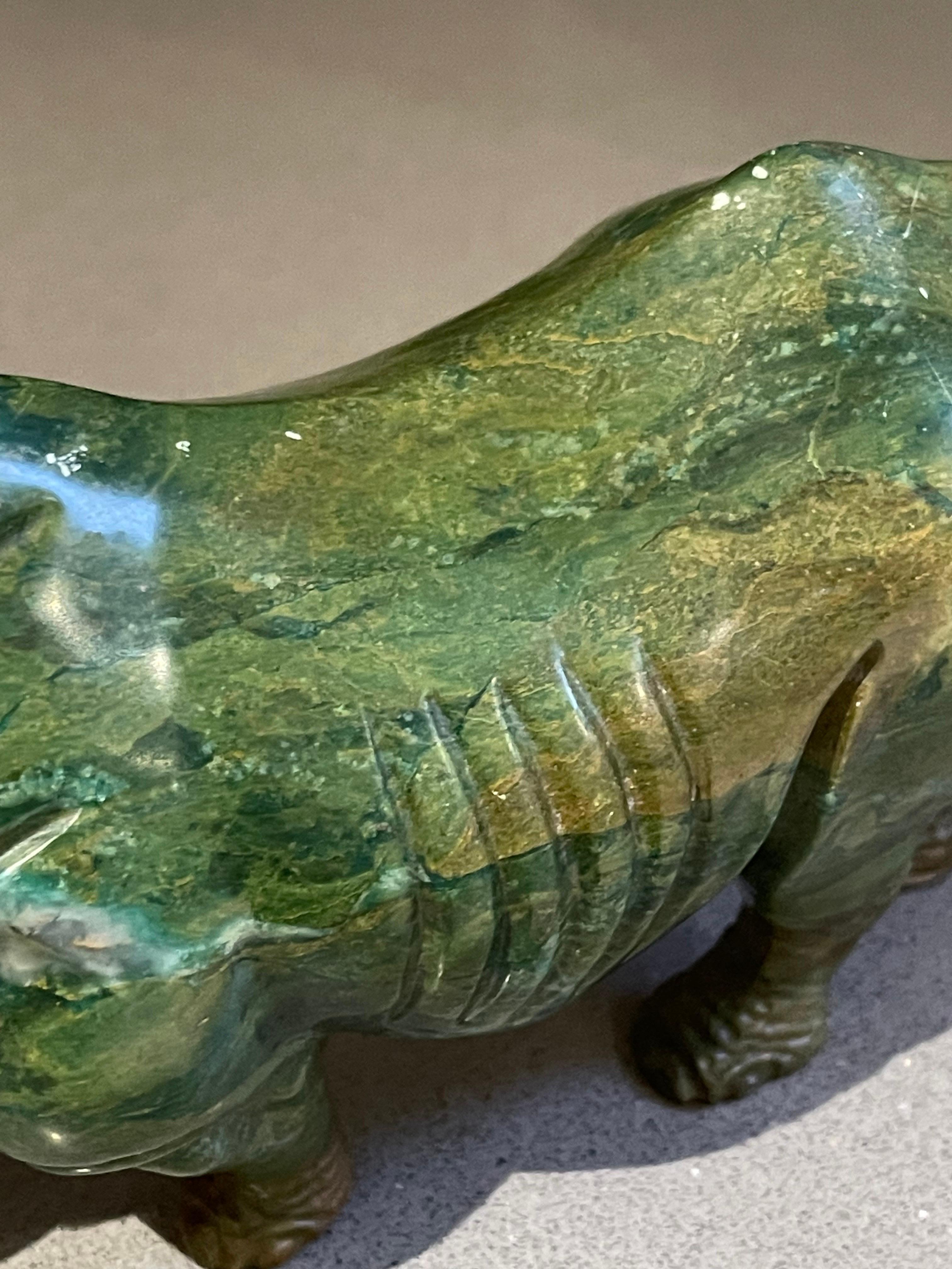 Antike handgeschnitzte afrikanische Skulptur aus grünem Malachitstein, Rhinoceros, Rhinoceros (Geschnitzt) im Angebot