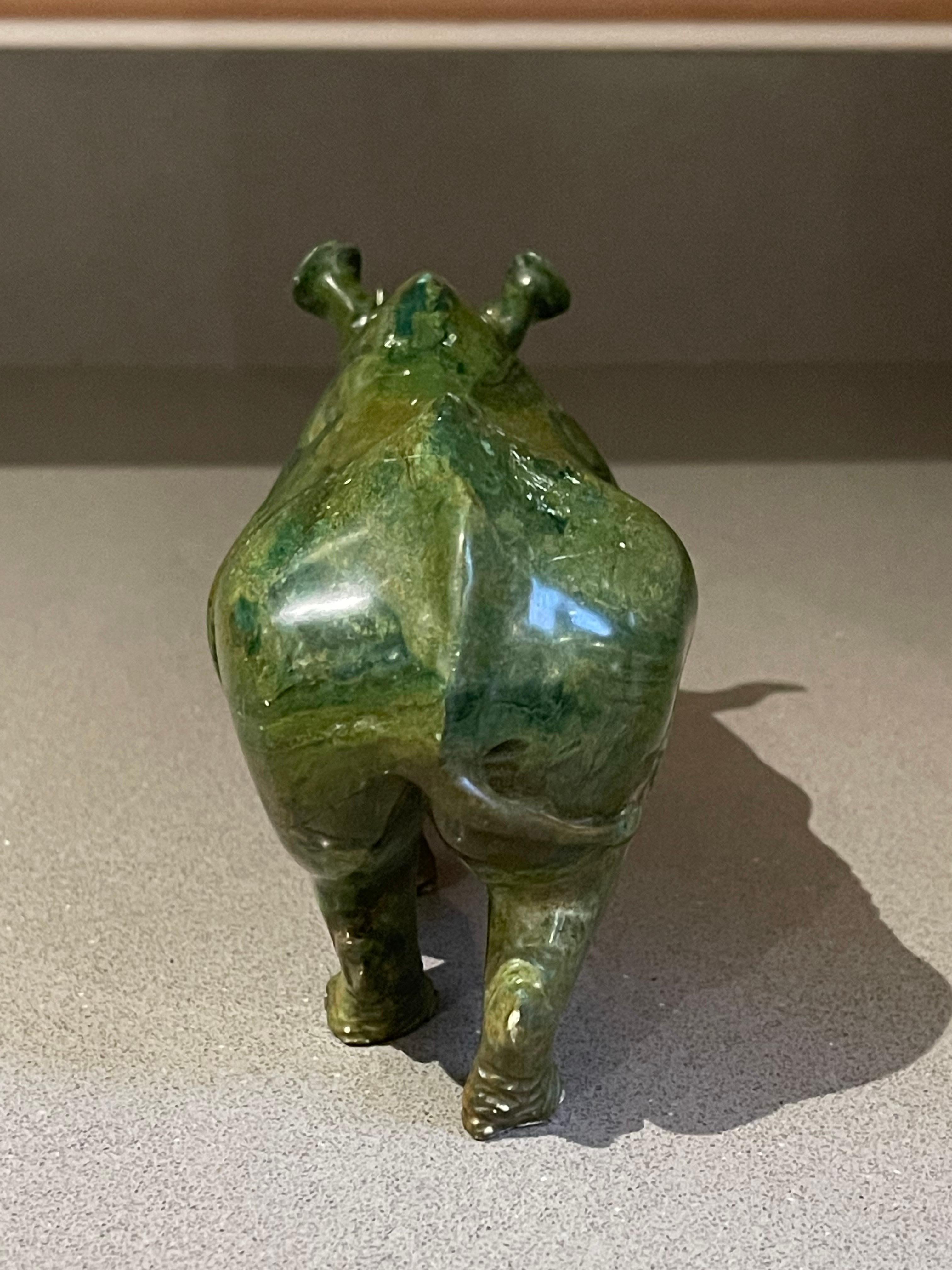 Antike handgeschnitzte afrikanische Skulptur aus grünem Malachitstein, Rhinoceros, Rhinoceros (Mitte des 20. Jahrhunderts) im Angebot